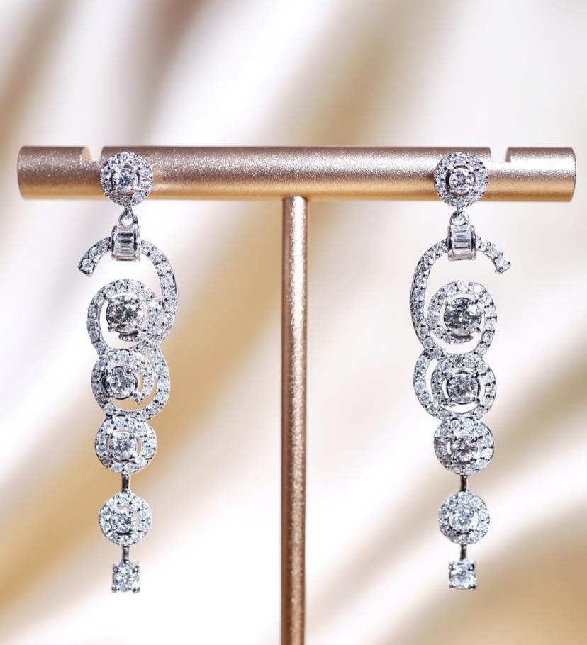 2.boucles d'oreilles en or 18K avec 50 carats de diamants en vente 3