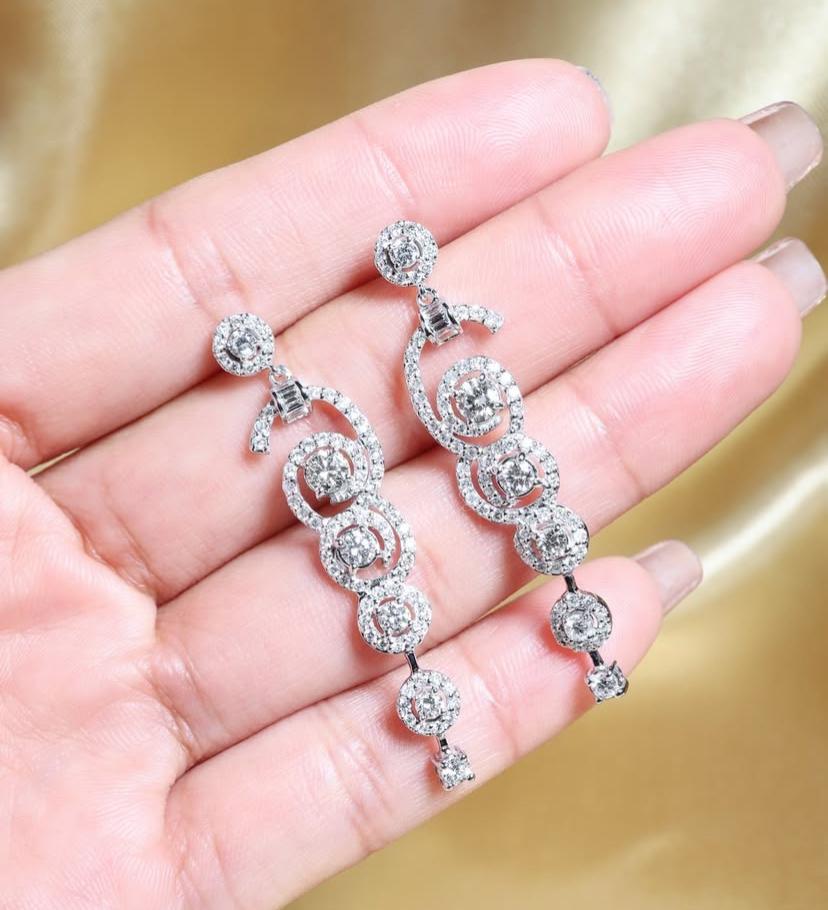 2.boucles d'oreilles en or 18K avec 50 carats de diamants en vente 4