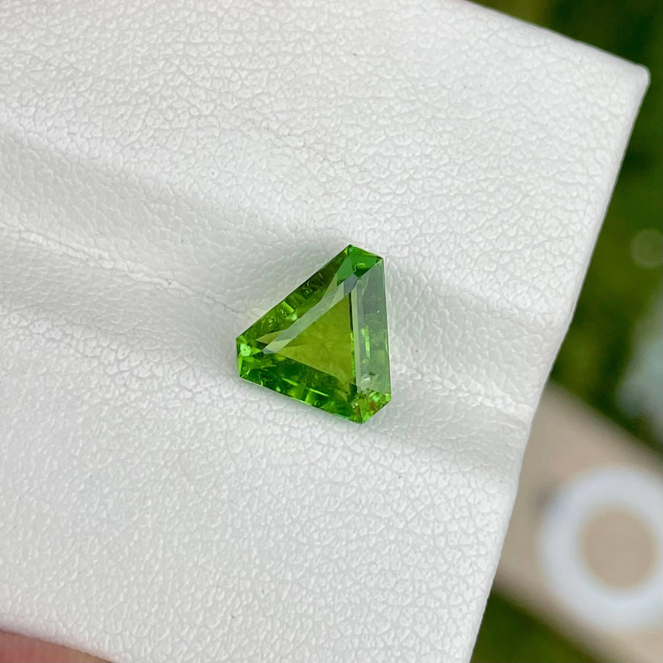 2.50 Carats Green Loose Tourmaline Stone Trillion Cut Natural Nigerian Gemstone In New Condition For Sale In Bangkok, TH