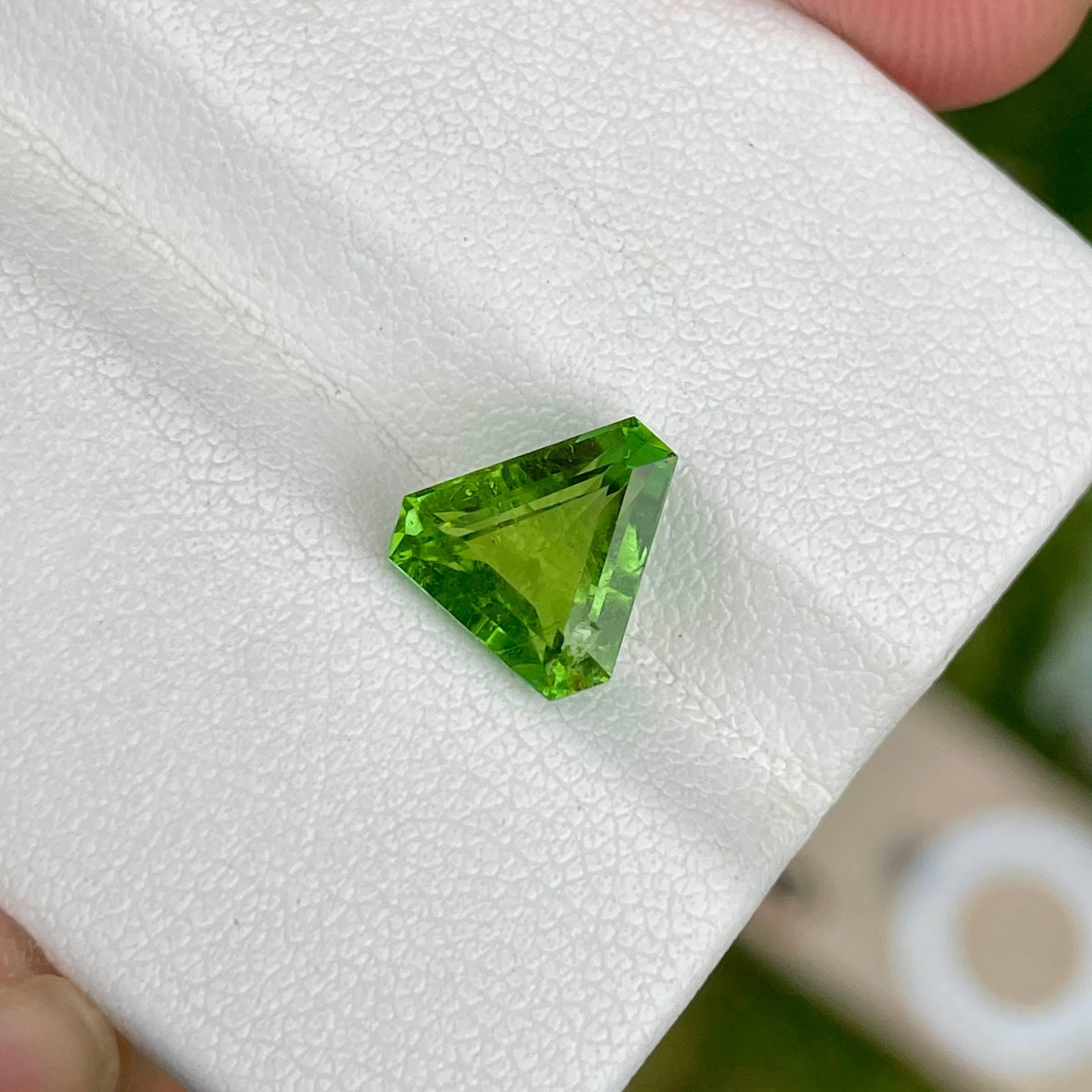 Women's or Men's 2.50 Carats Green Loose Tourmaline Stone Trillion Cut Natural Nigerian Gemstone For Sale