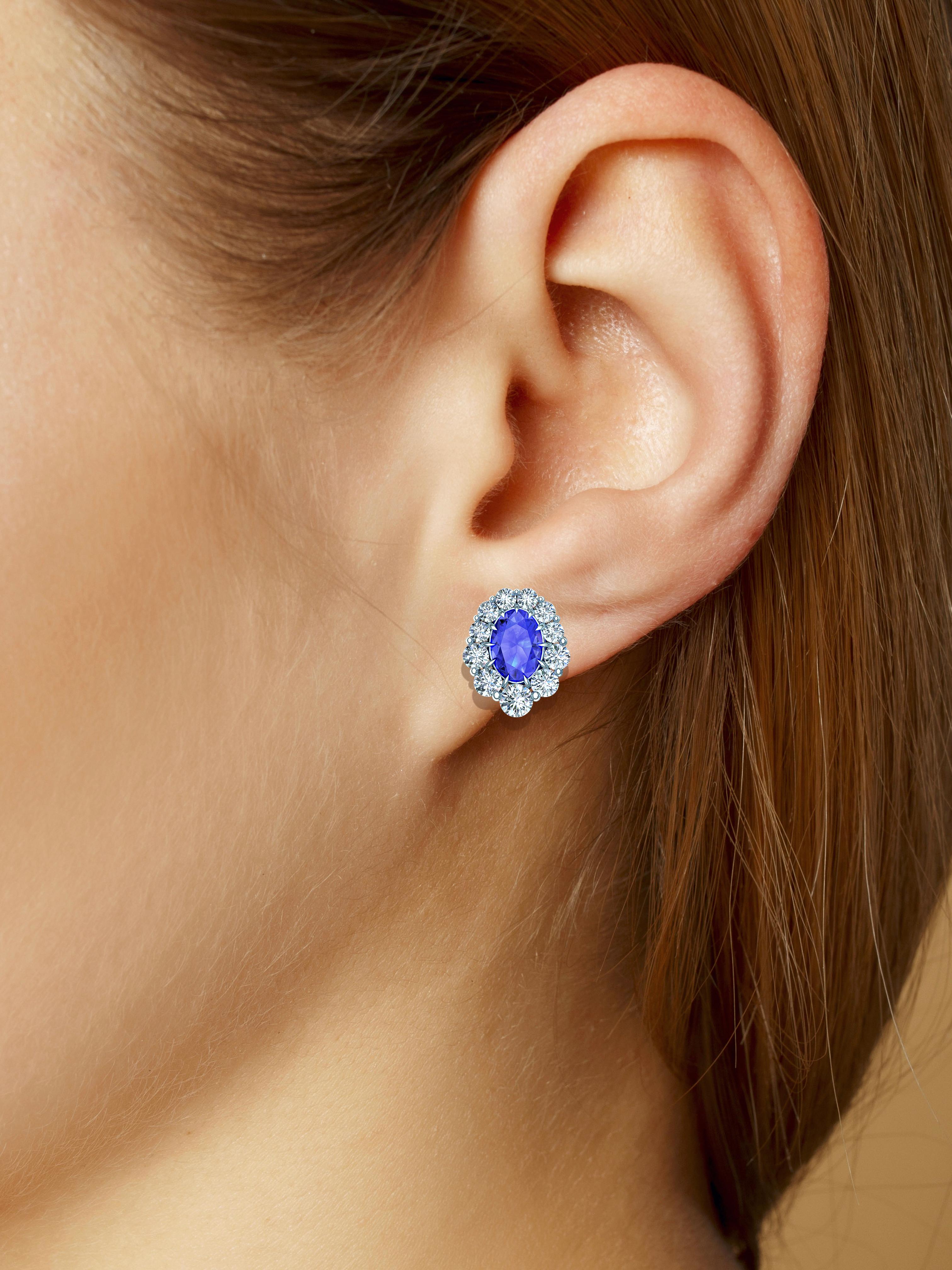 2.50 Carat of Sapphire and Diamond Earrings In Excellent Condition For Sale In Aliso Viejo, CA