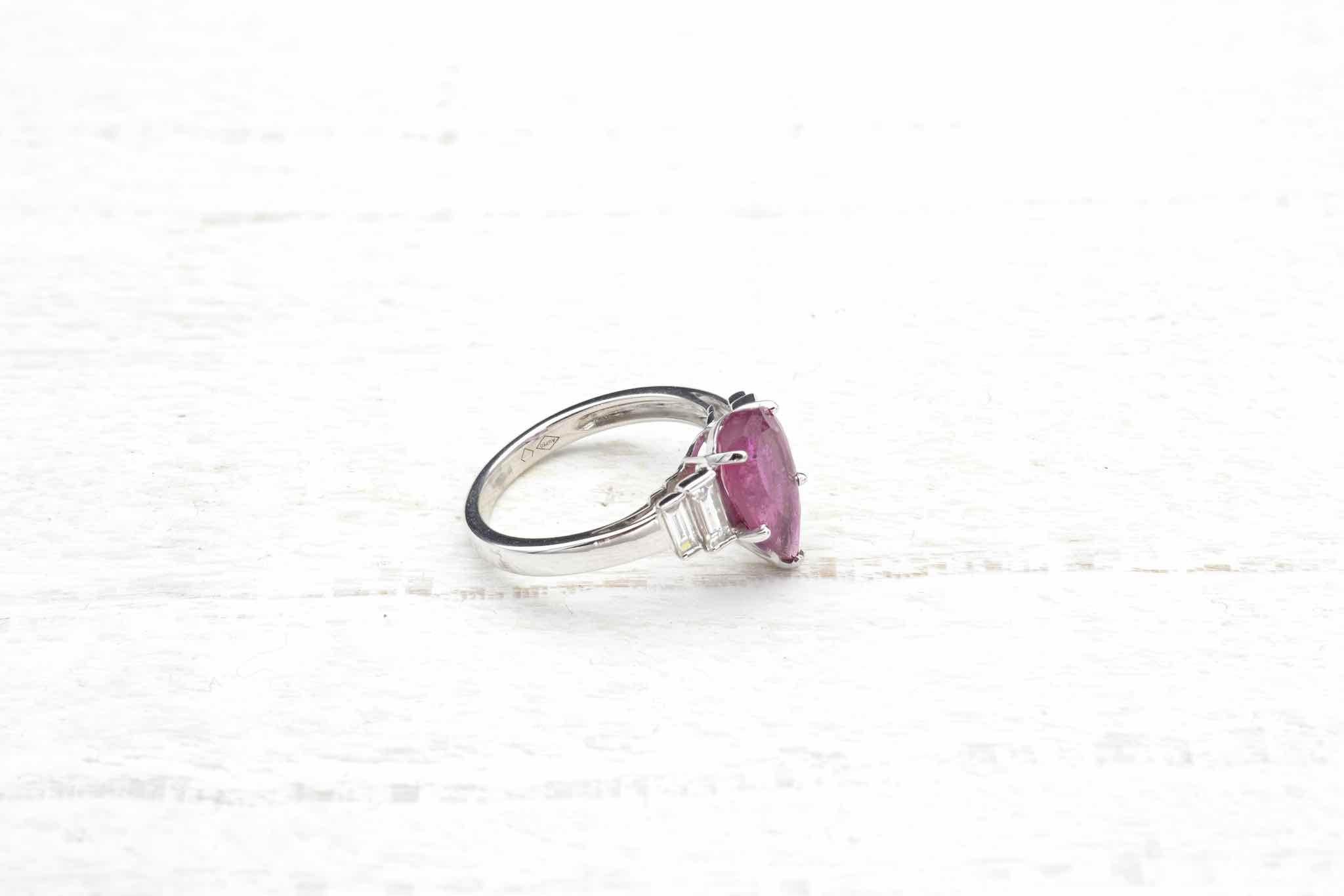 Pear Cut 2.50 carats pear tourmaline and diamonds ring For Sale