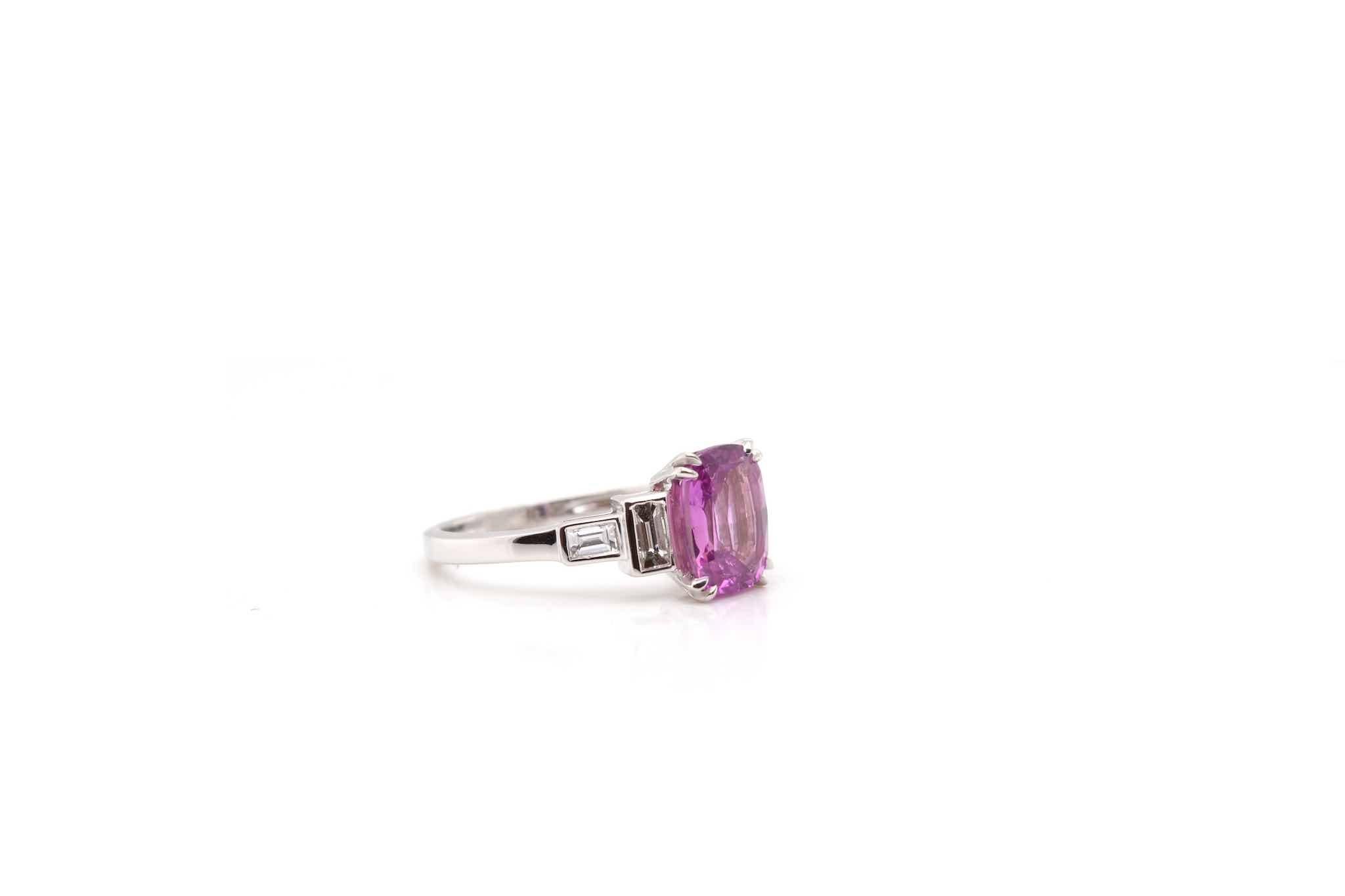 2.50 carats pink sapphire and baguette diamonds ring In Good Condition For Sale In PARIS, FR