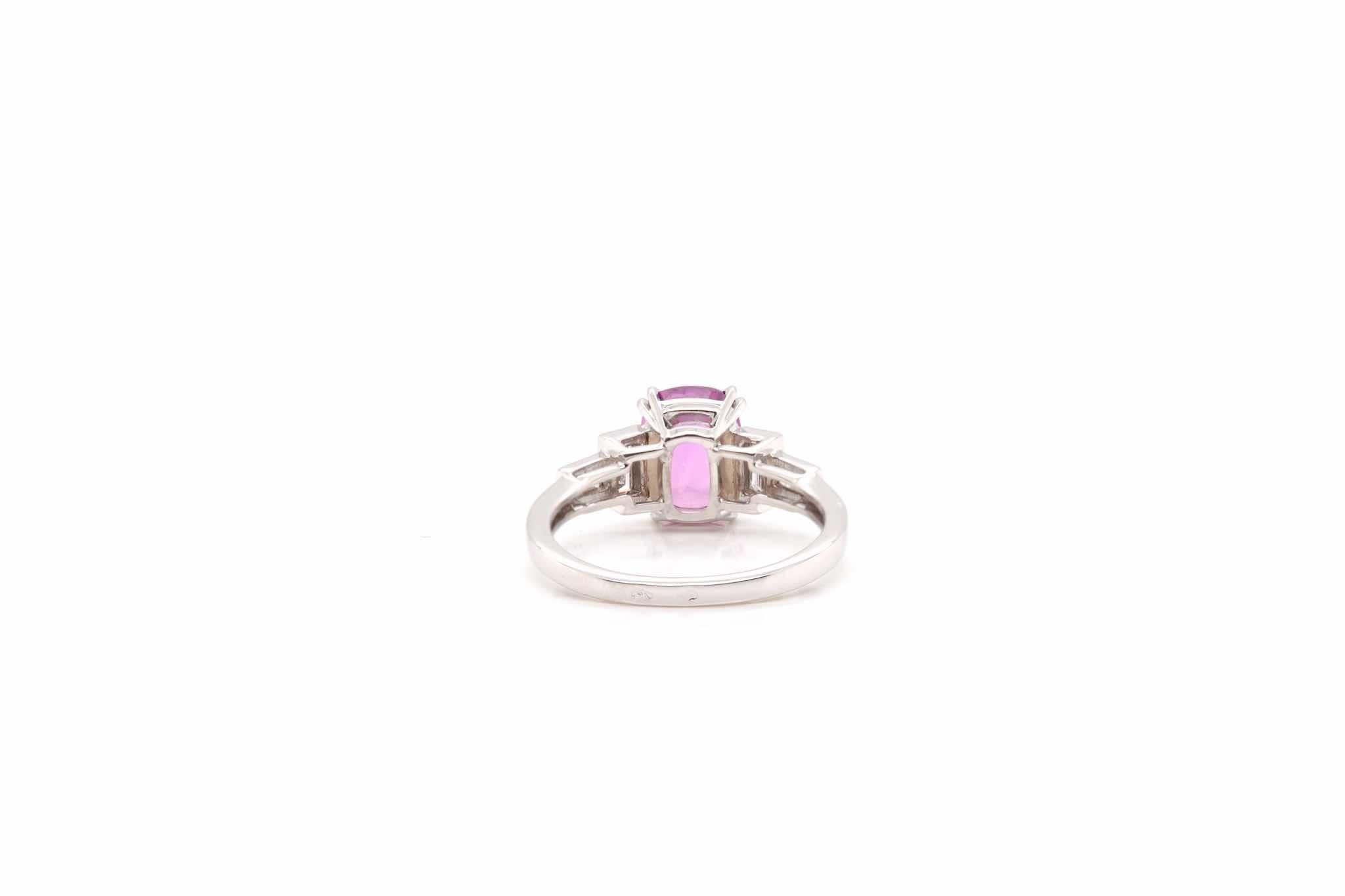 Women's or Men's 2.50 carats pink sapphire and baguette diamonds ring For Sale