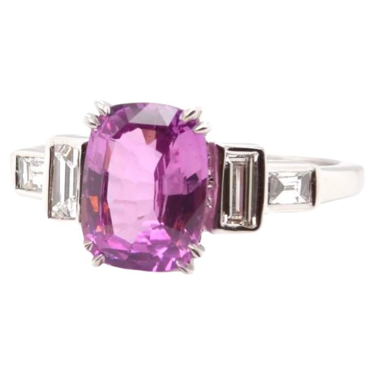 Ring mit 2,50 Karat rosa Saphir und Baguette-Diamanten im Angebot