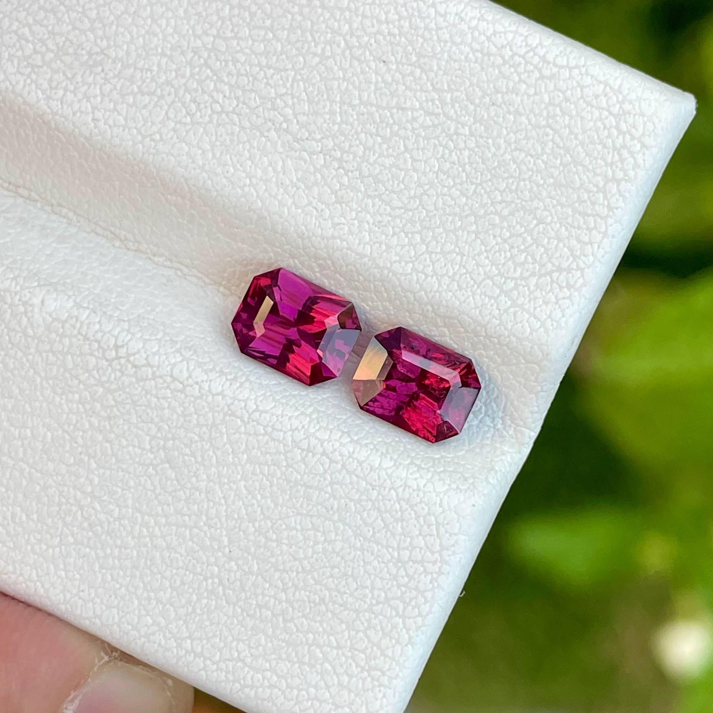 Peso 2.50 carati 
Dimensioni 6,8x5,3x3,9 mm
Trattamento nessuno 
Origine Tanzania 
Chiarezza SI
Forma ottagonale 
Taglio radioso 



Questa splendida coppia di granati rosa violacei, provenienti dalle ricche regioni produttrici di gemme della