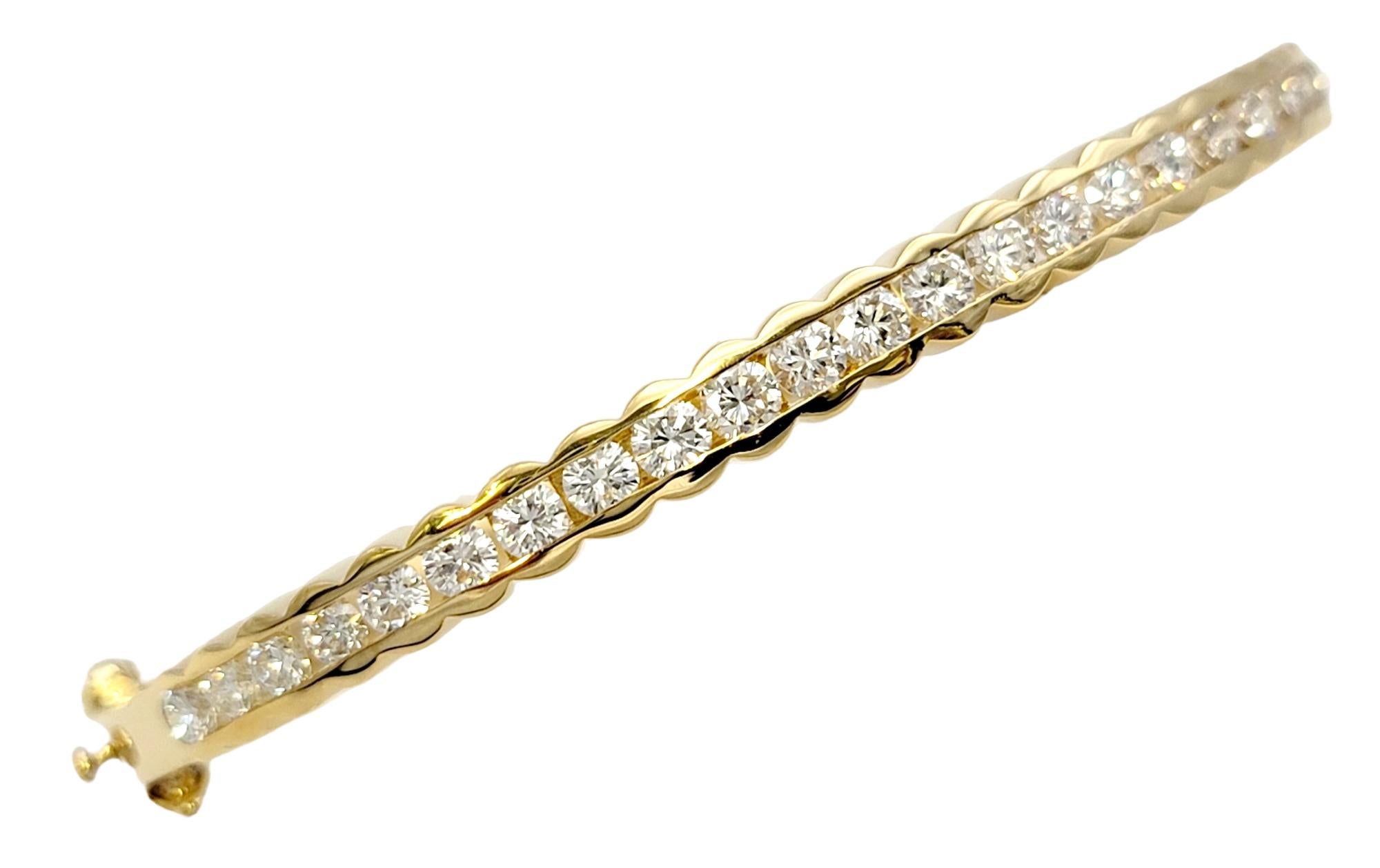 Contemporary 2.50 Carats Round Diamond Oval Hinged 18 Karat Gold Bangle Bracelet Scalloped 