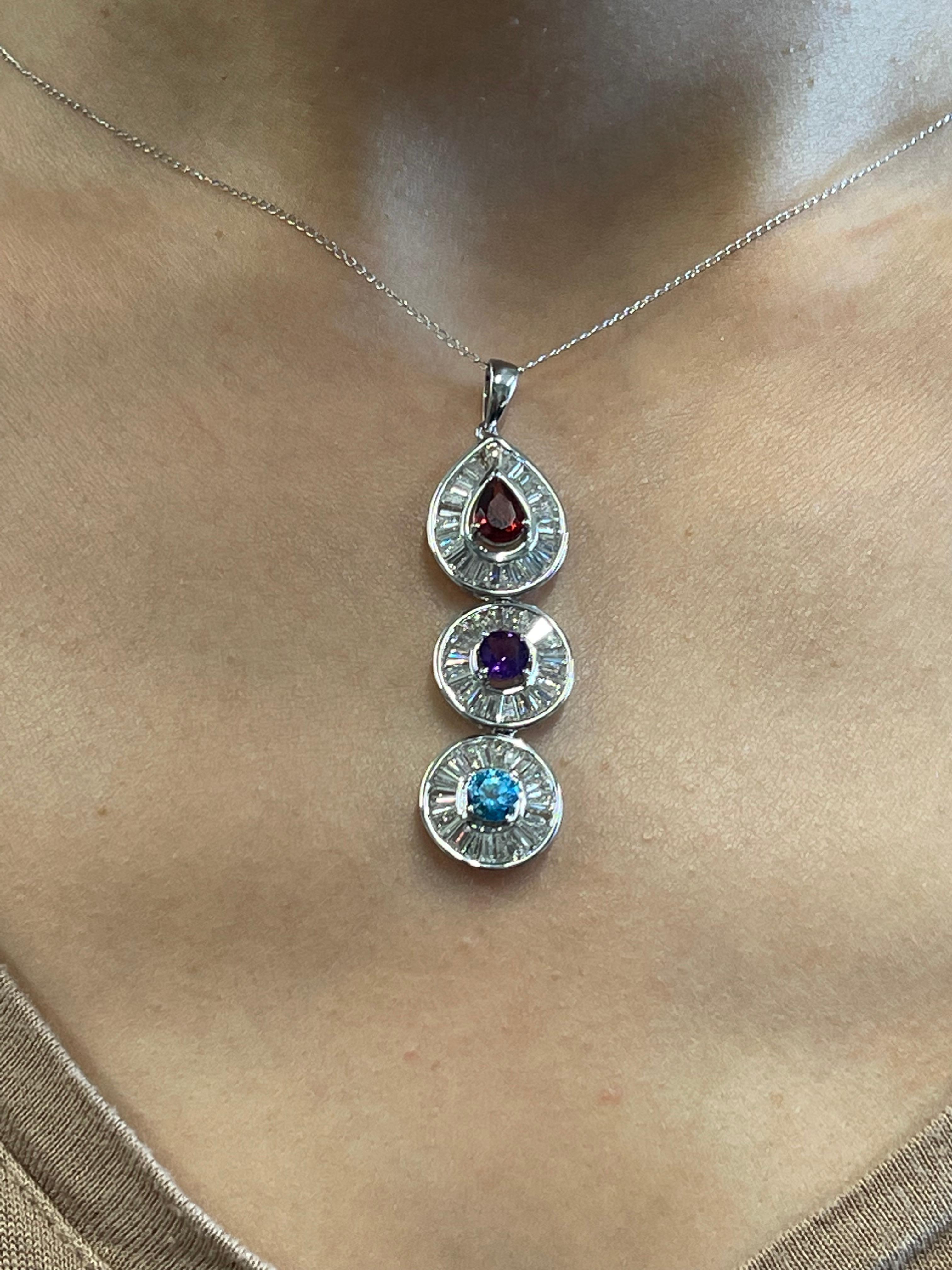 Contemporain Pendentif à pampille en or blanc 14K avec saphir de 2,50 carats et diamant baguette en vente