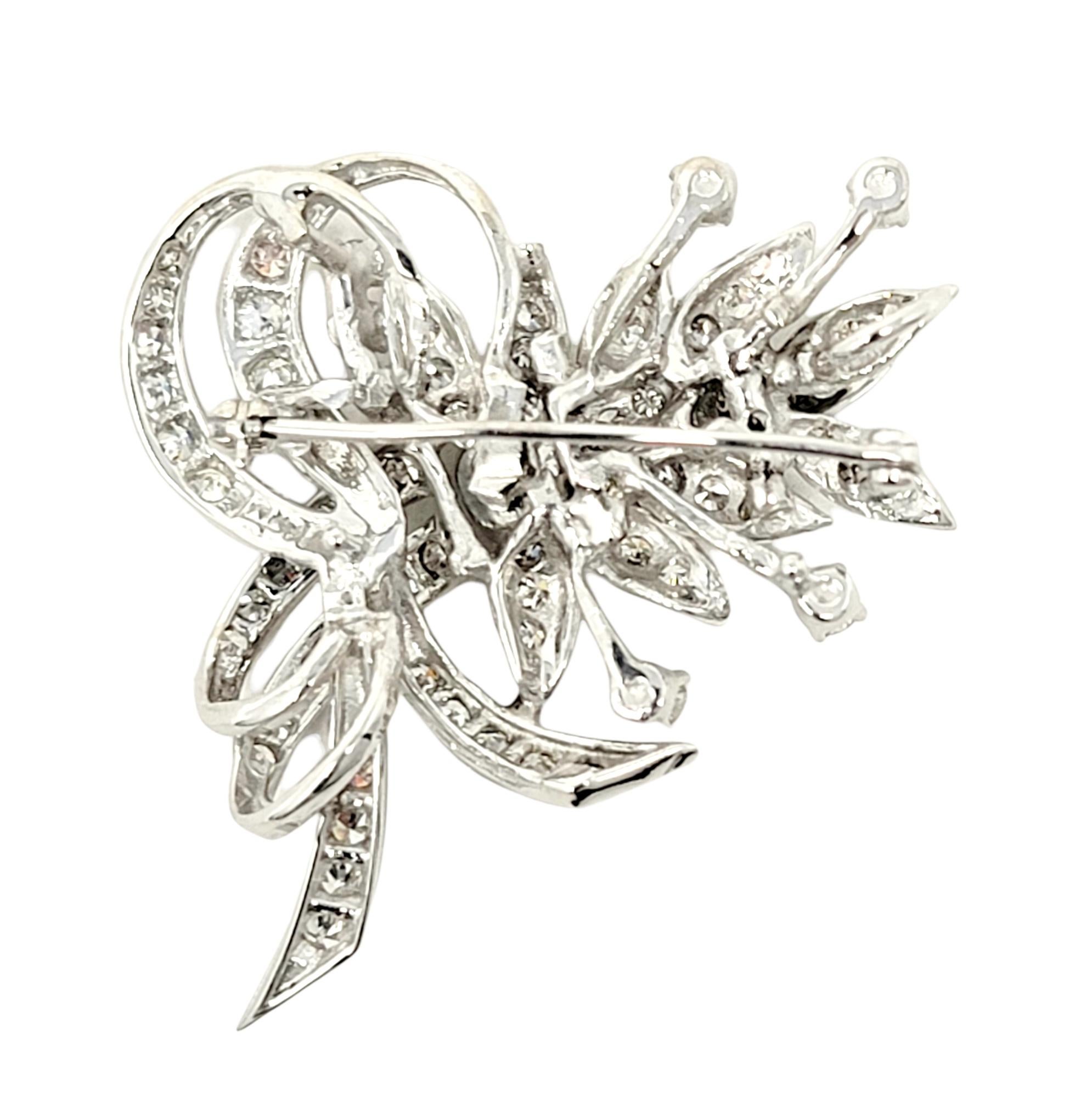Broche à motif de ruban floral en or blanc 14 carats avec diamants ronds de 2,50 carats au total Pour femmes en vente