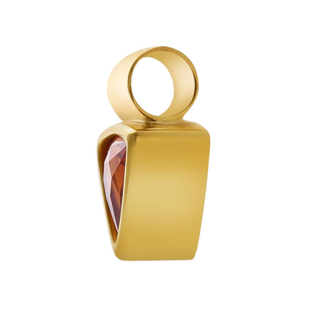 Un joli pendentif présentant une citrine triangulaire de 2,50 carats, sertie sur de l'or jaune 18 carats. 