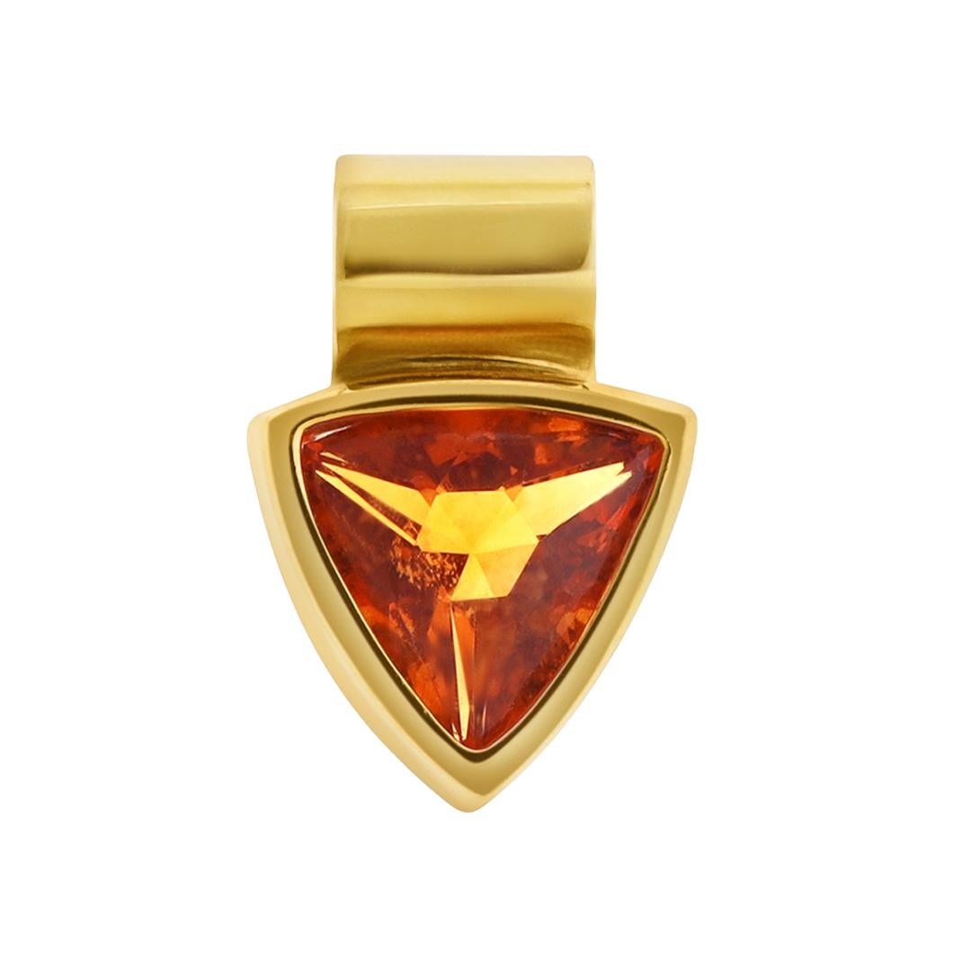 Contemporain Pendentif en or jaune 18K serti d'une citrine triangulaire de 2,50 carats en vente