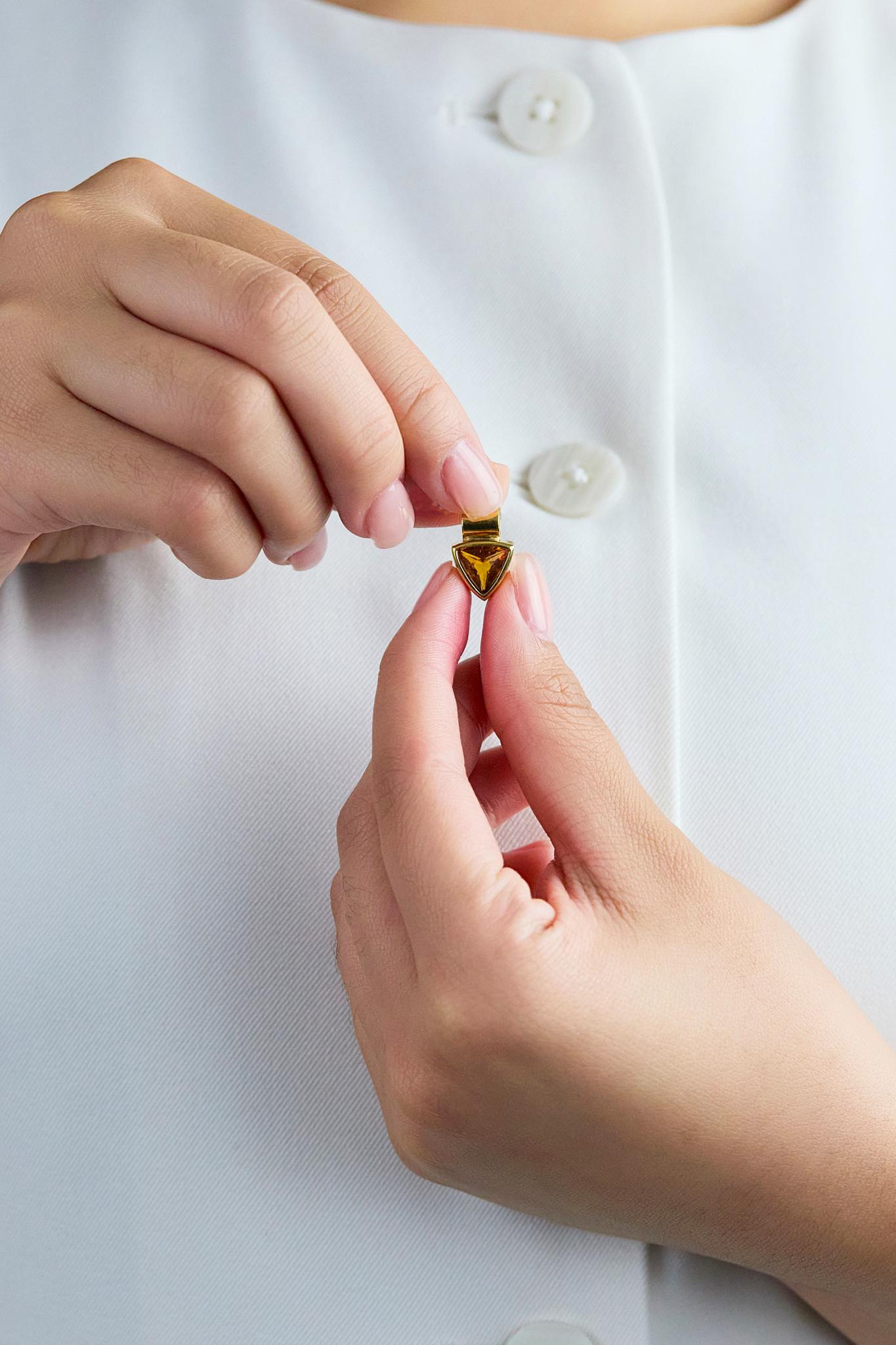 Pendentif en or jaune 18K serti d'une citrine triangulaire de 2,50 carats Bon état - En vente à New York, NY
