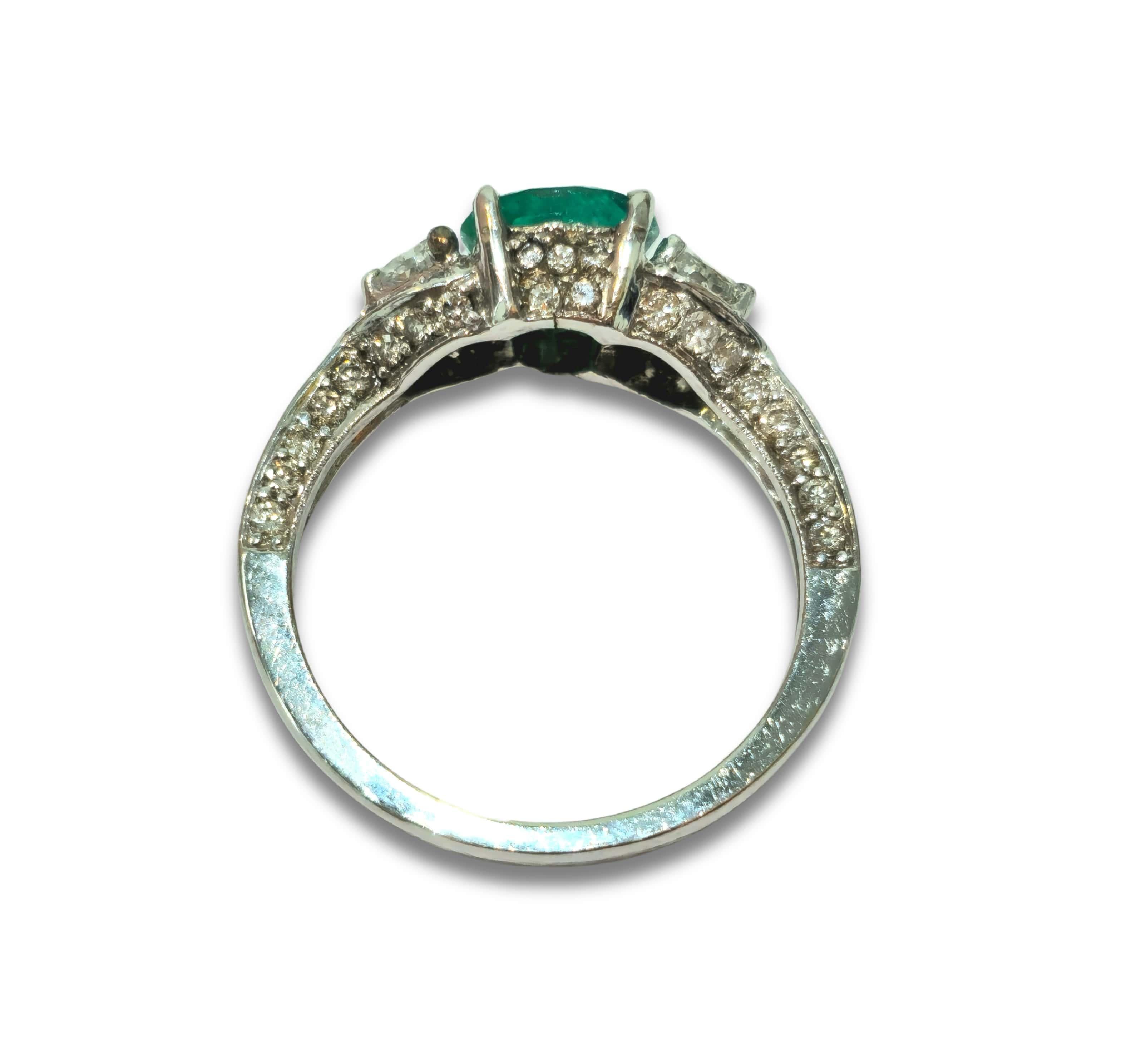 Intrincadamente elaborado en oro blanco de 18 quilates, este exquisito anillo vintage luce una impresionante esmeralda colombiana en forma de pera de 2,50 quilates, que destila elegancia natural. Acentúan su encanto unos diamantes talla trillón de