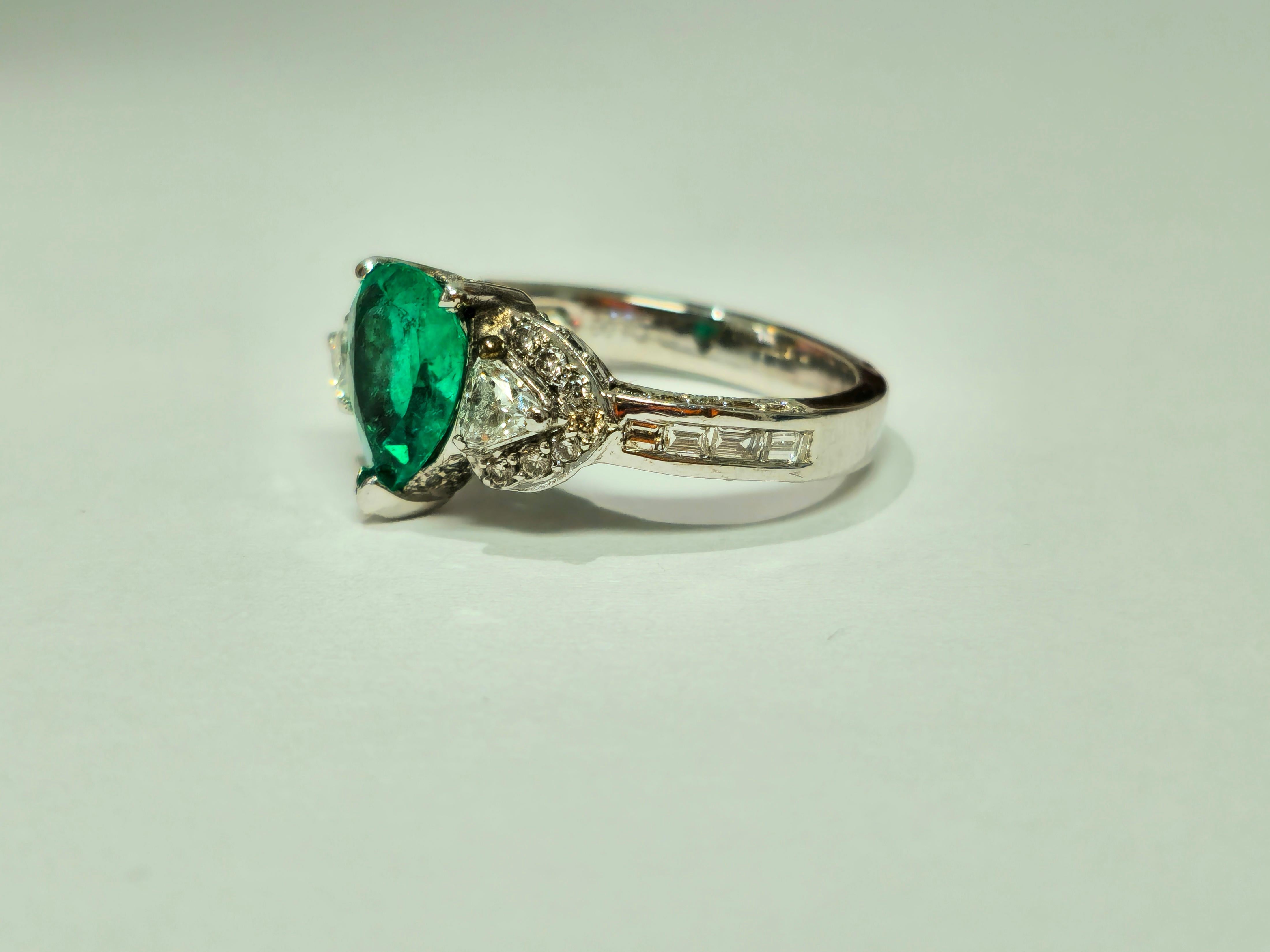 Art Deco 2.50 Colombian Emerald Diamond Cocktail Ring 18k Gold For Sale