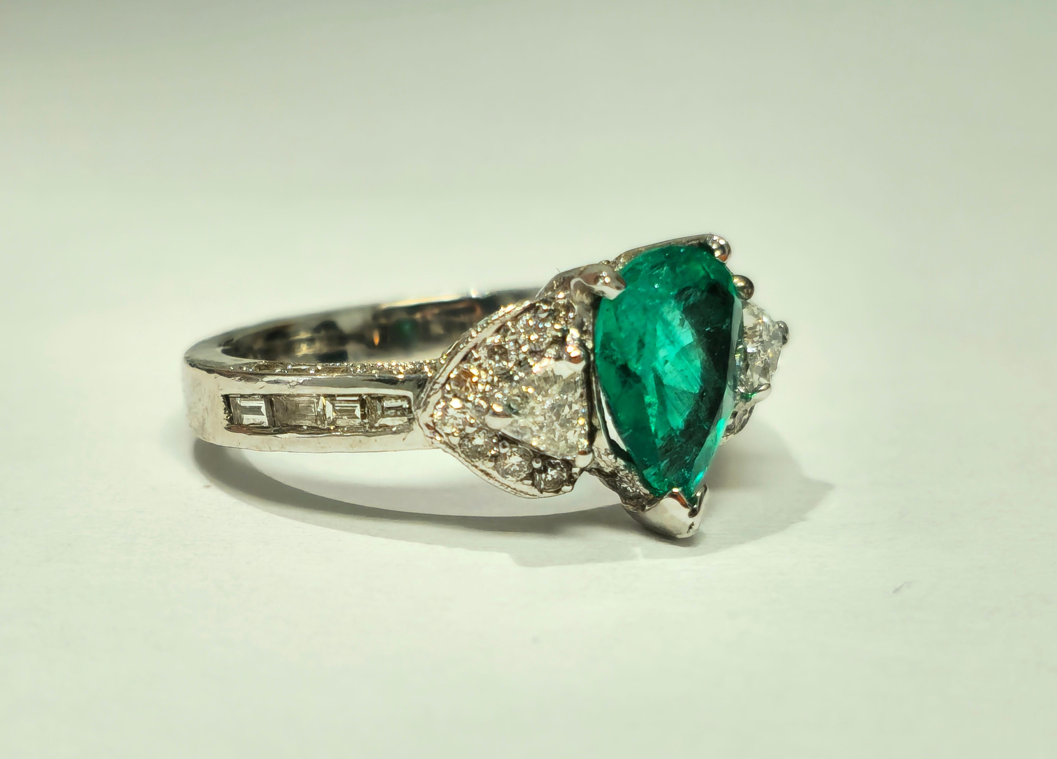 Trillion Cut 2.50 Colombian Emerald Diamond Cocktail Ring 18k Gold For Sale