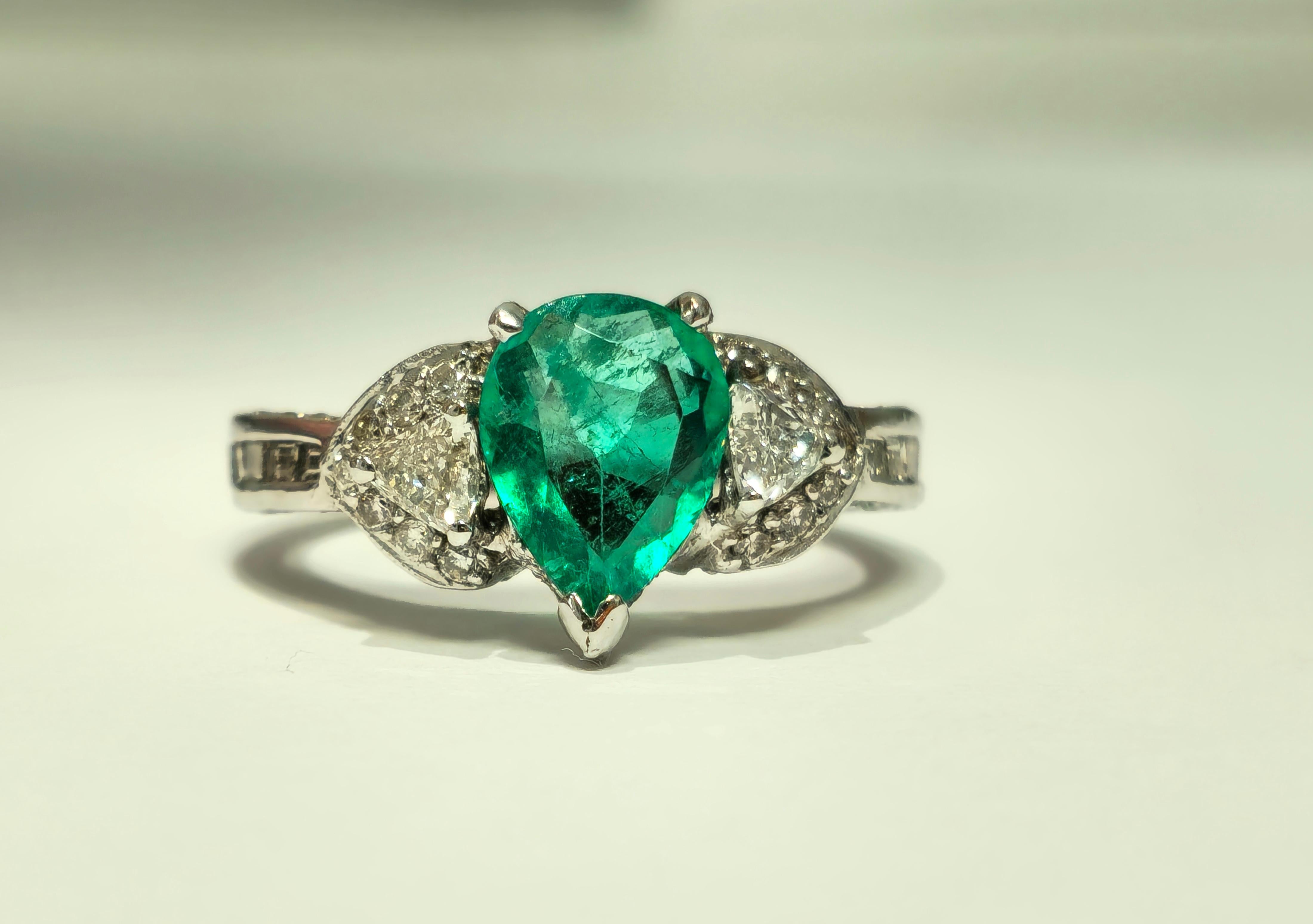 2.50 Colombian Emerald Diamond Cocktail Ring 18k Gold In Excellent Condition For Sale In Miami, FL