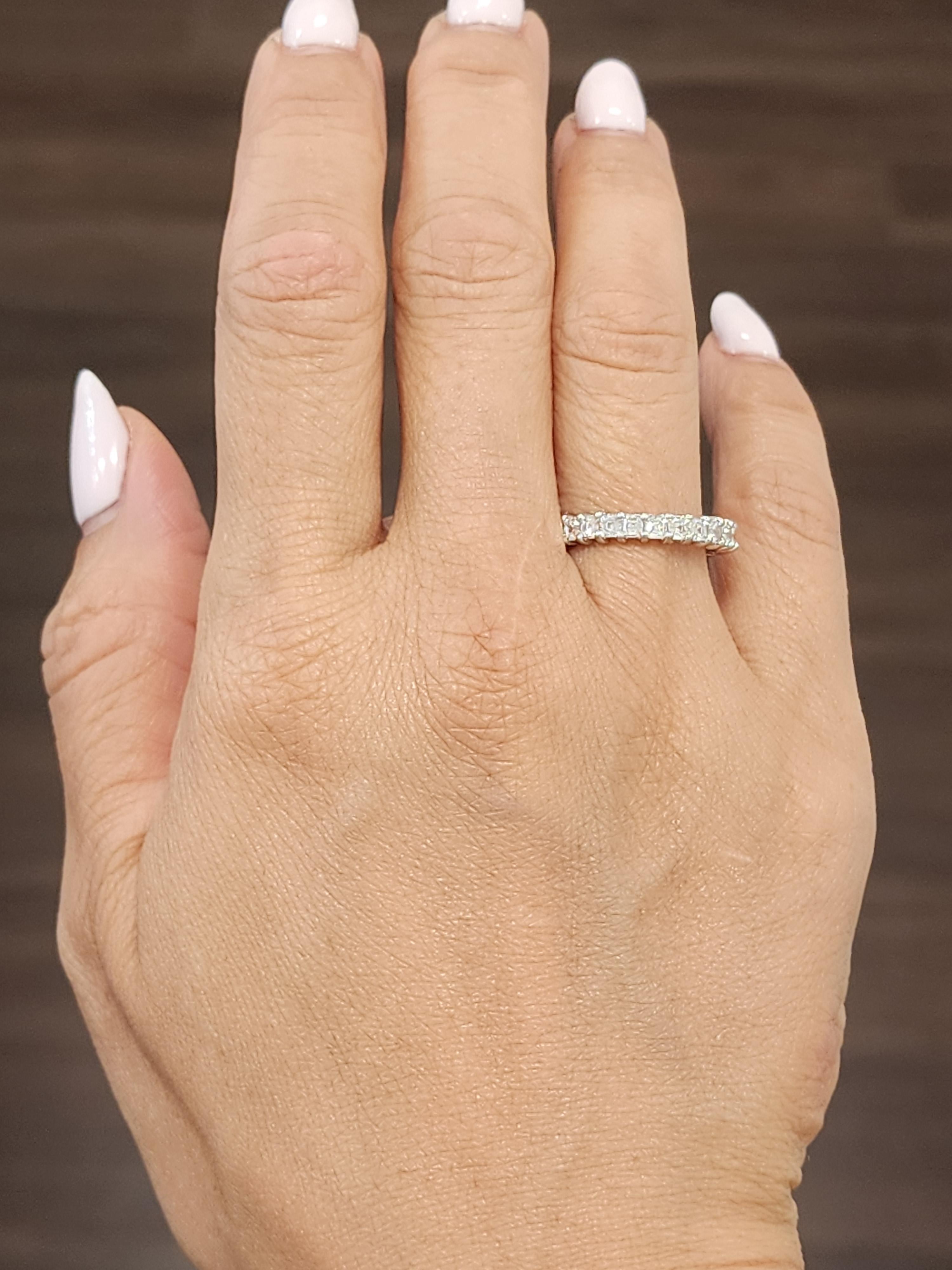 This band ring is a modern design that showcases an Asscher-cut diamond approximately 2.50 carats in a pristine white hue. The diamond boasts a clarity grade of VS1/VS2 and a color grade of F/G, ensuring exceptional quality. Crafted in platinum,