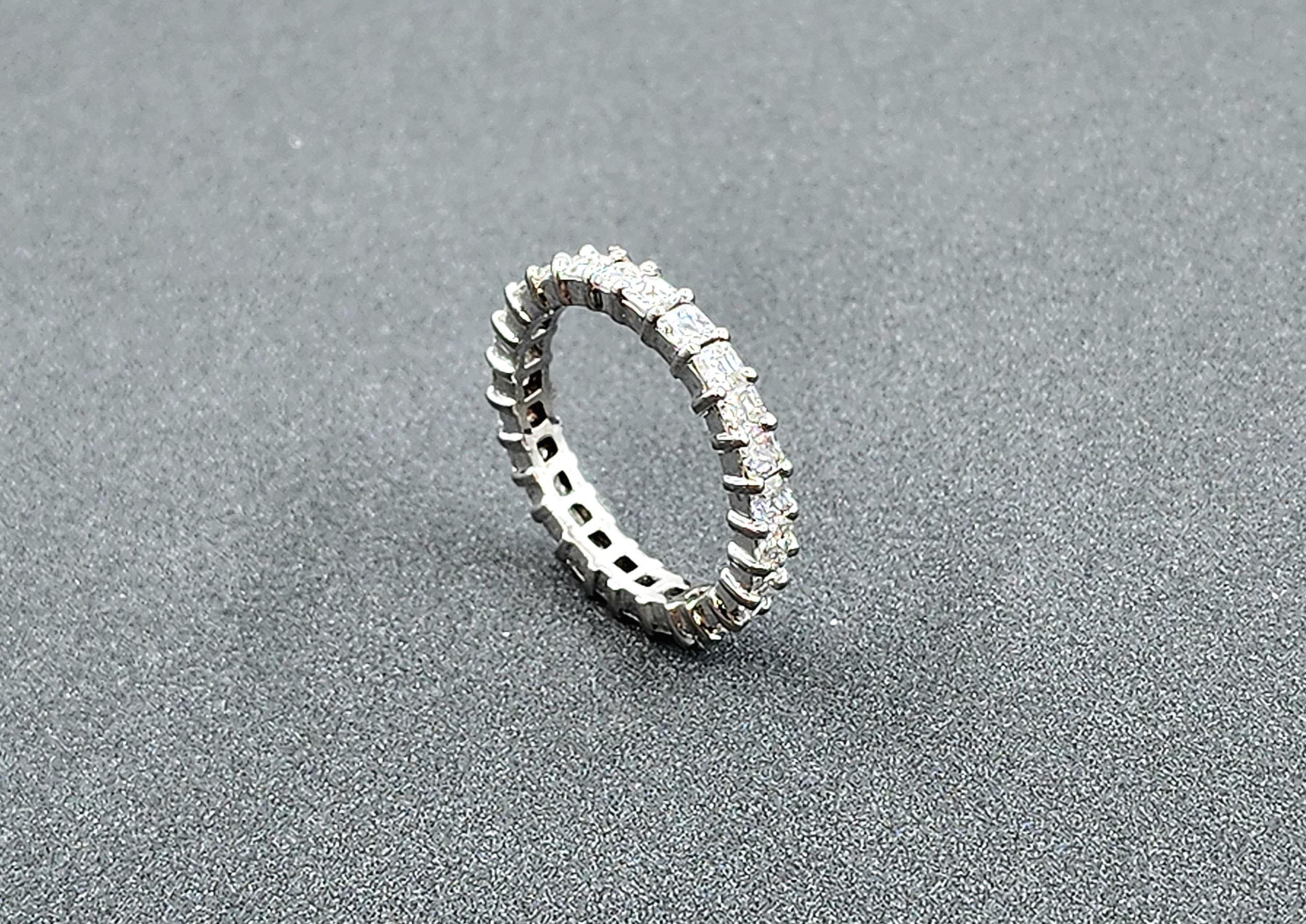 Women's or Men's 2.50 ct Asscher Cut Diamond Eternity Ring For Sale