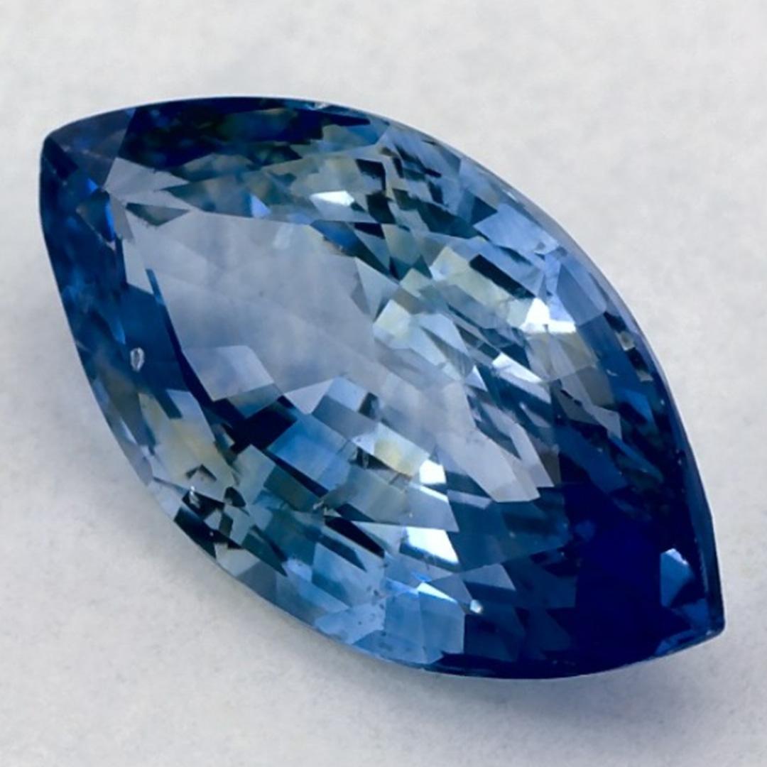 Questo zaffiro blu naturale offre eleganza e raffinatezza. Con la sua ricca saturazione del colore e il taglio preciso, è il centro perfetto per un anello di fidanzamento o un design di gioielli di lusso.

Questo zaffiro proviene dallo Sri Lanka