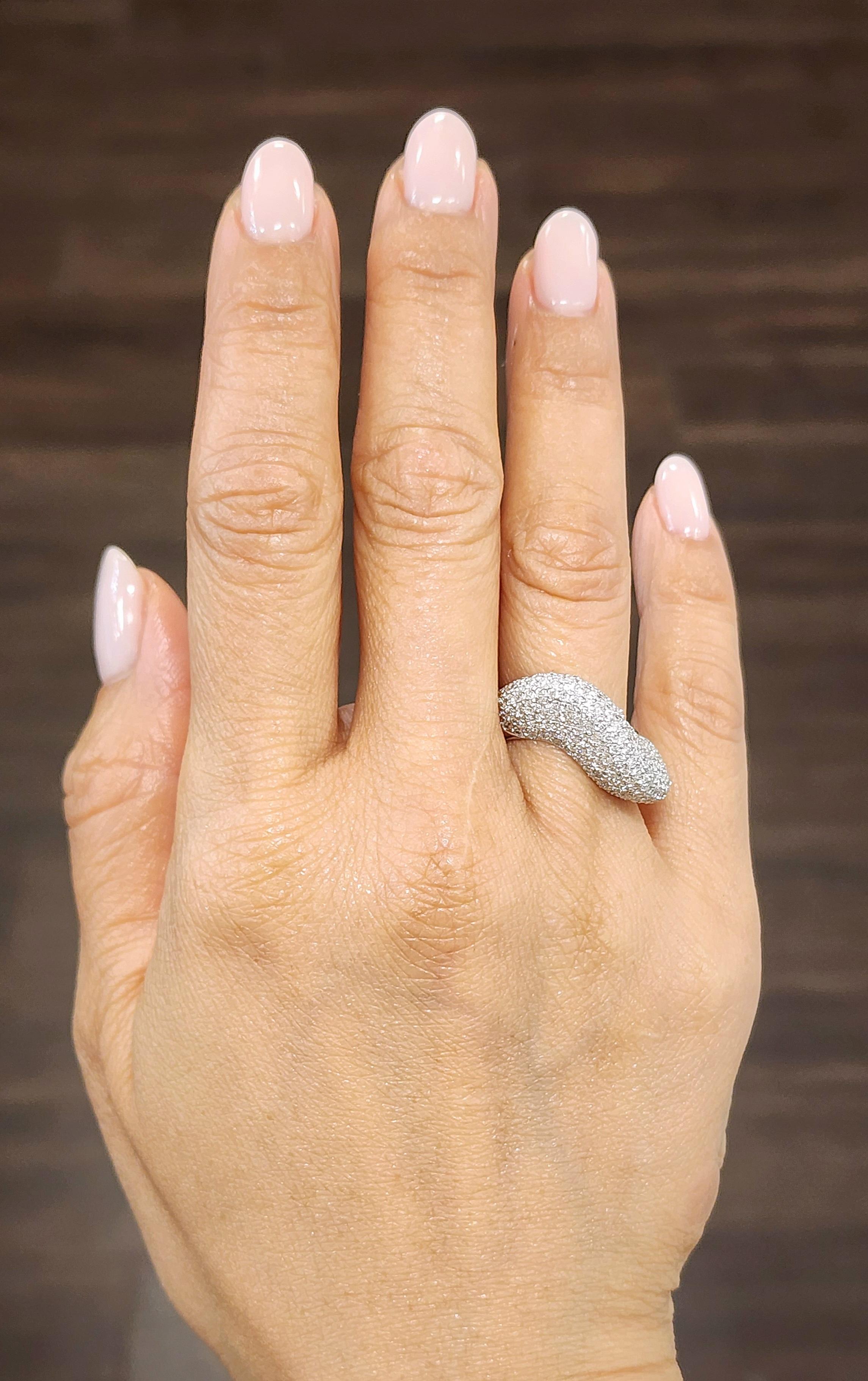 Questo squisito anello da cocktail sfoggia un design fluido e organico, impreziosito da diamanti rotondi. I diamanti, per un totale di circa 2,50 carati, sono di colore bianco e classificati F/G per il colore e VS2/SI1 per la purezza. Realizzato in