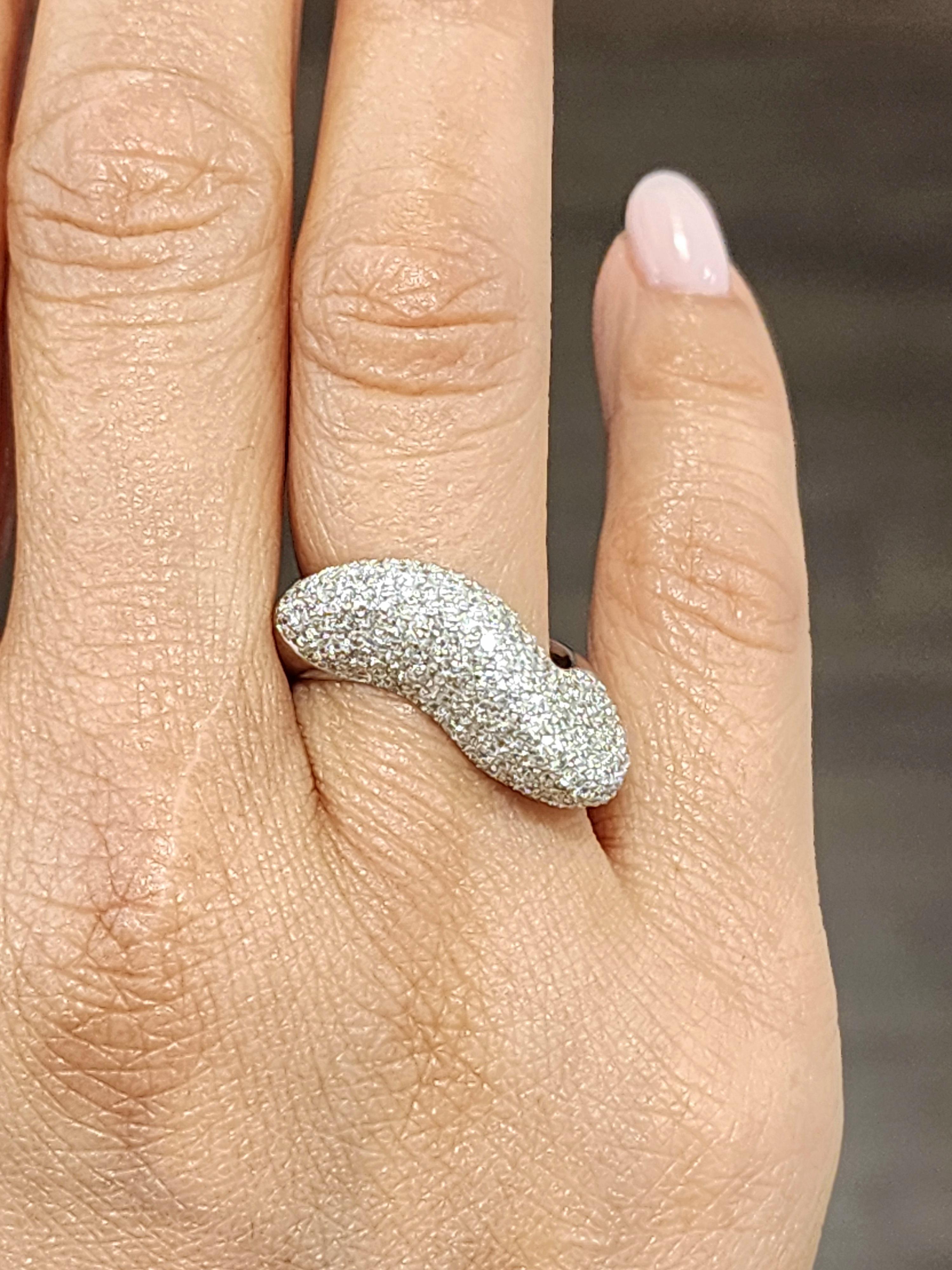 Moderno Anello con pavé di diamanti curvo da 2,50 carati in vendita