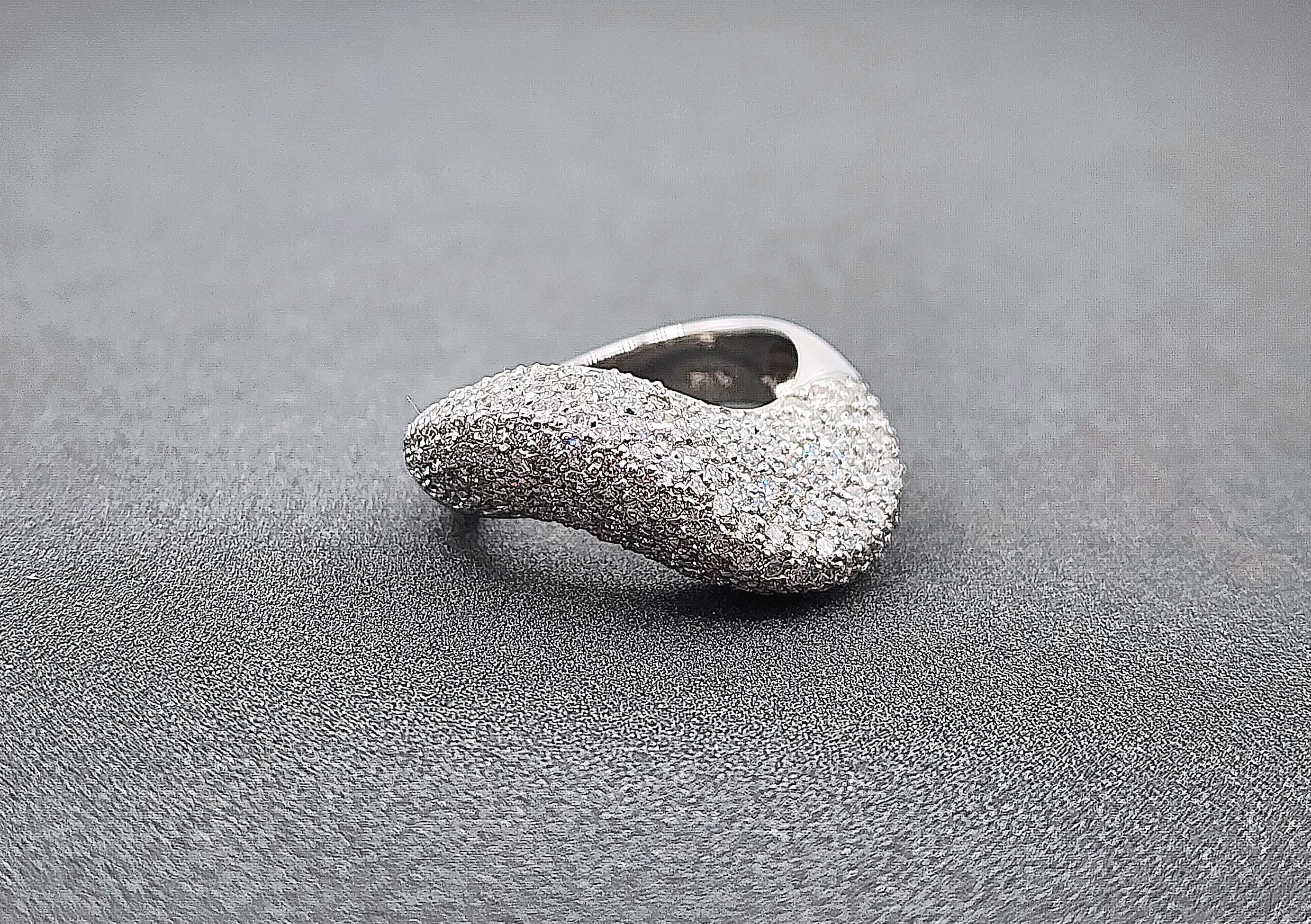 Taglio rotondo Anello con pavé di diamanti curvo da 2,50 carati in vendita
