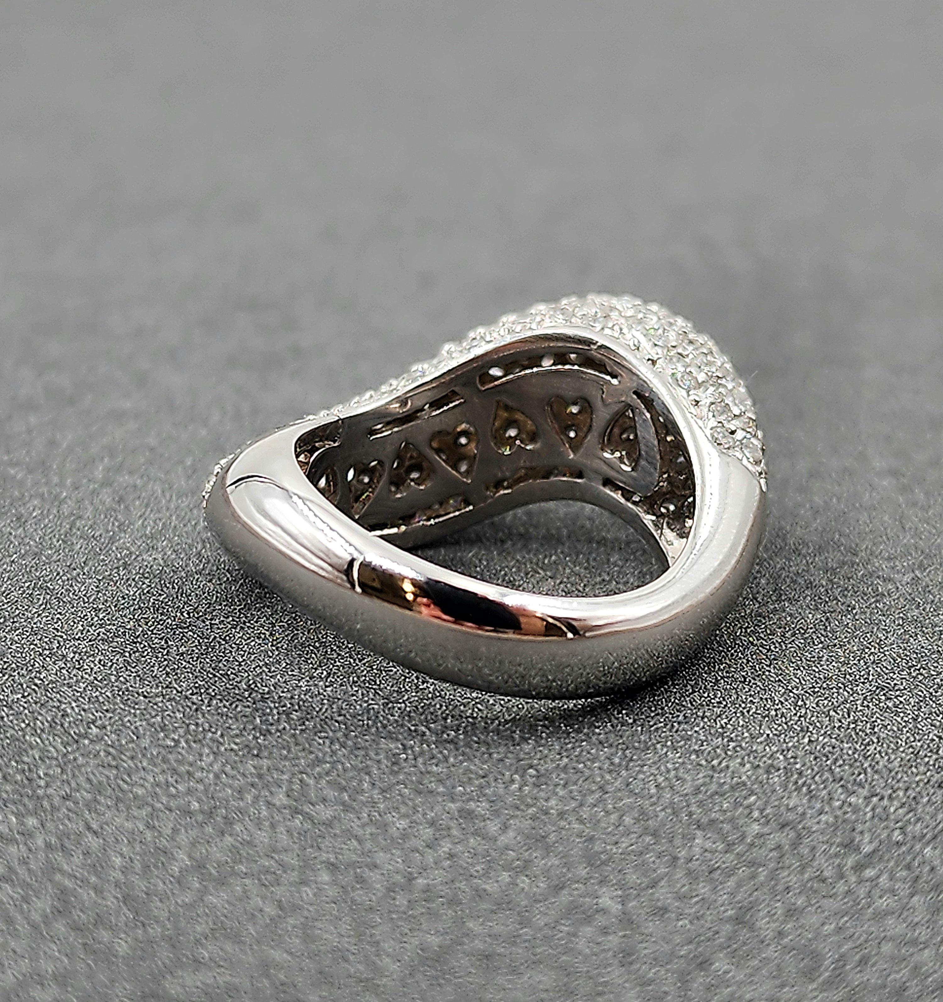 Anello con pavé di diamanti curvo da 2,50 carati In condizioni Nuovo in vendita a Chicago, IL