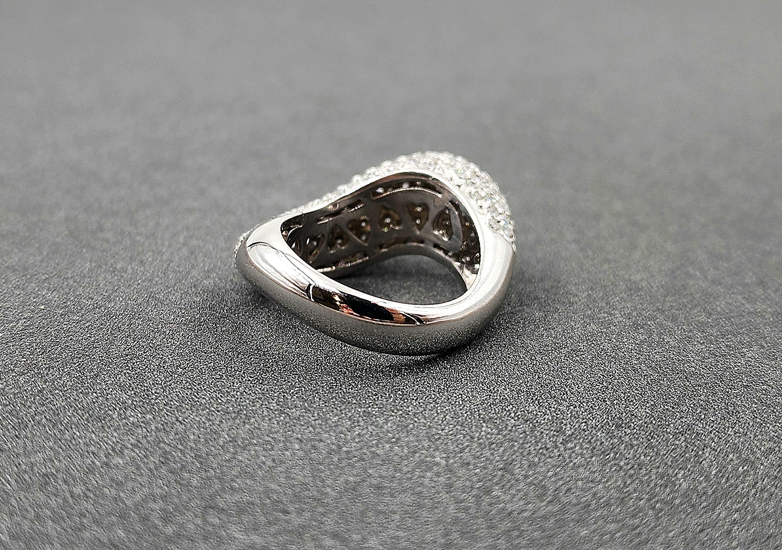 Anello con pavé di diamanti curvo da 2,50 carati in vendita 1