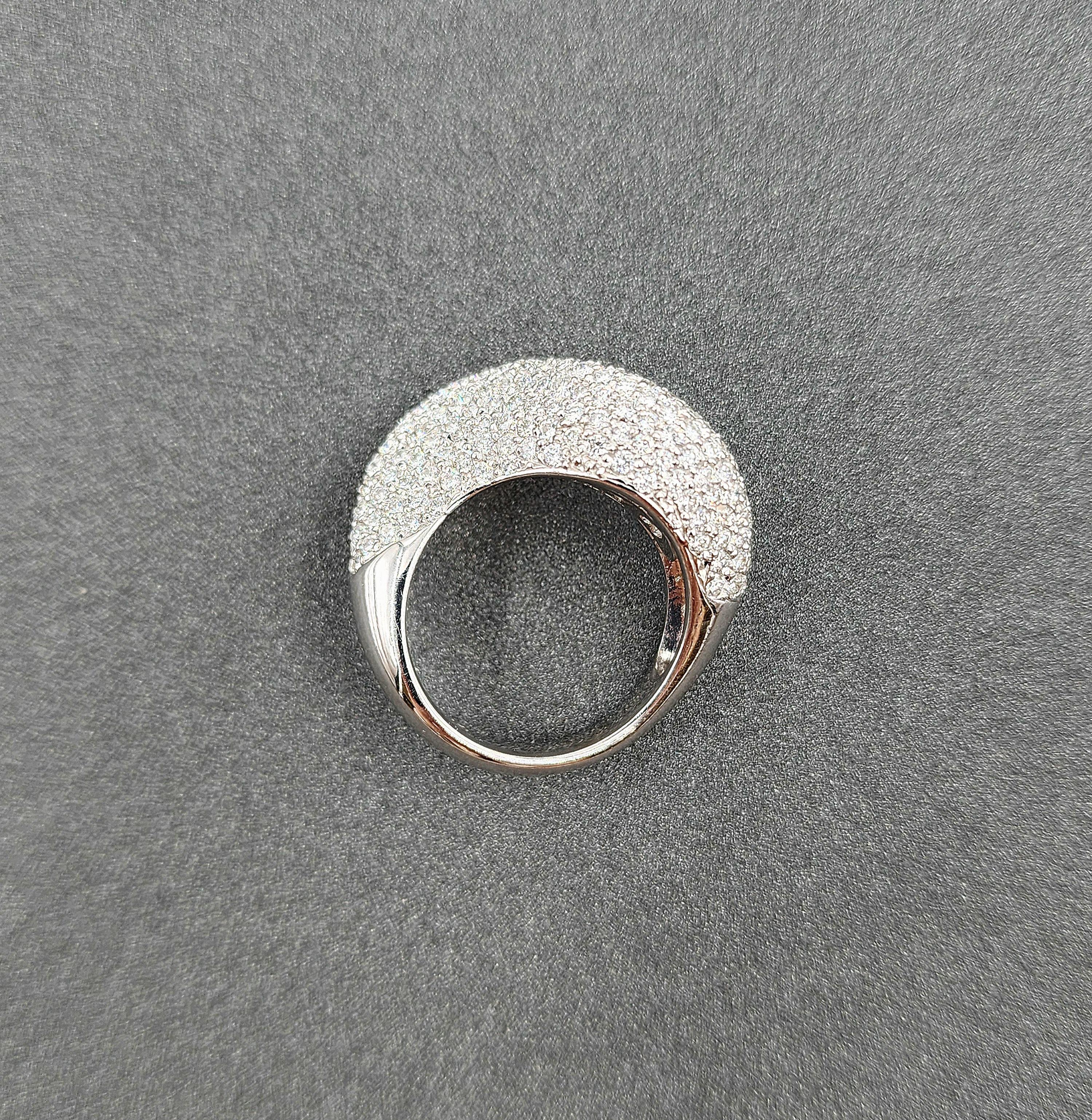 Anello con pavé di diamanti curvo da 2,50 carati in vendita 2