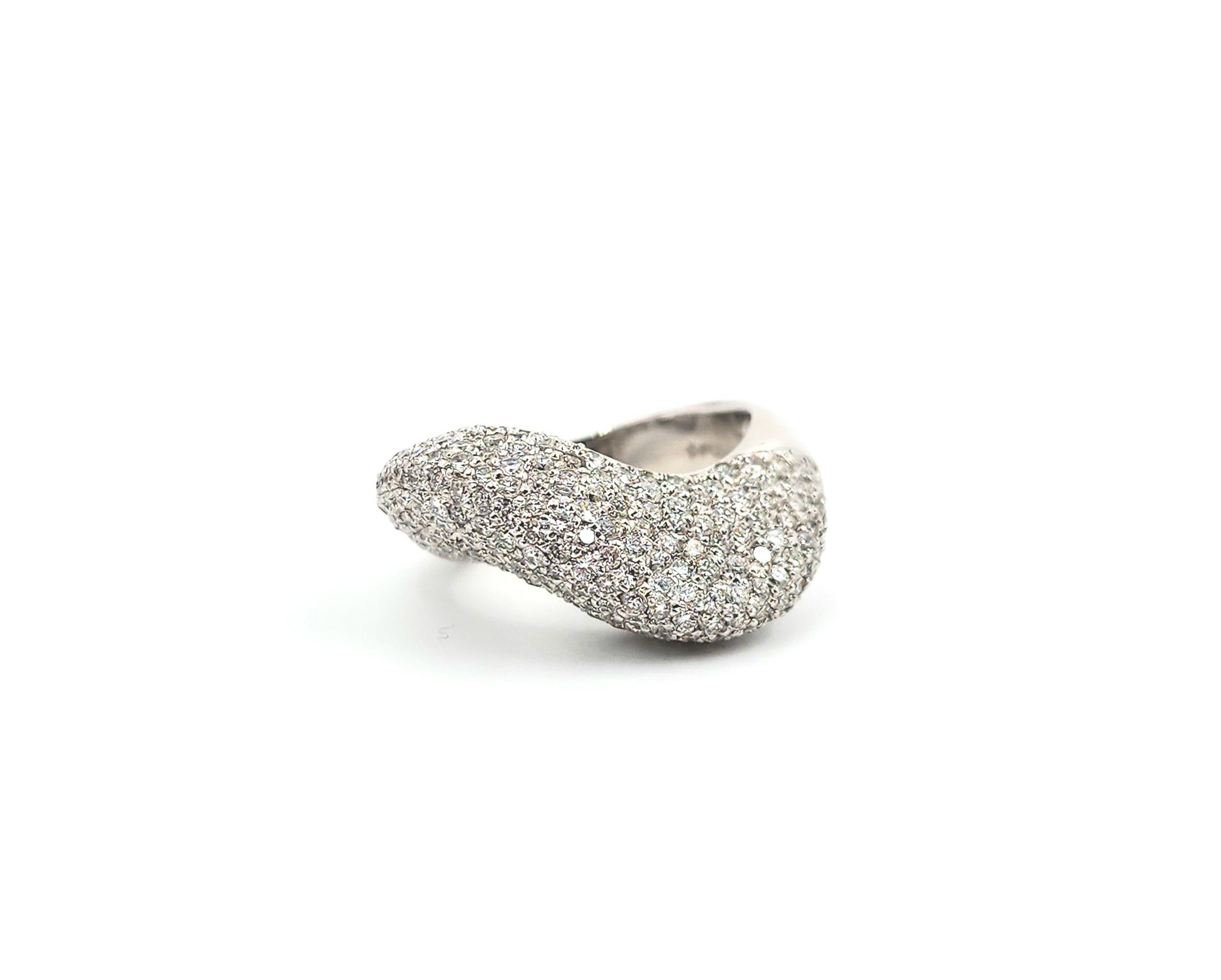 Anello con pavé di diamanti curvo da 2,50 carati in vendita 3