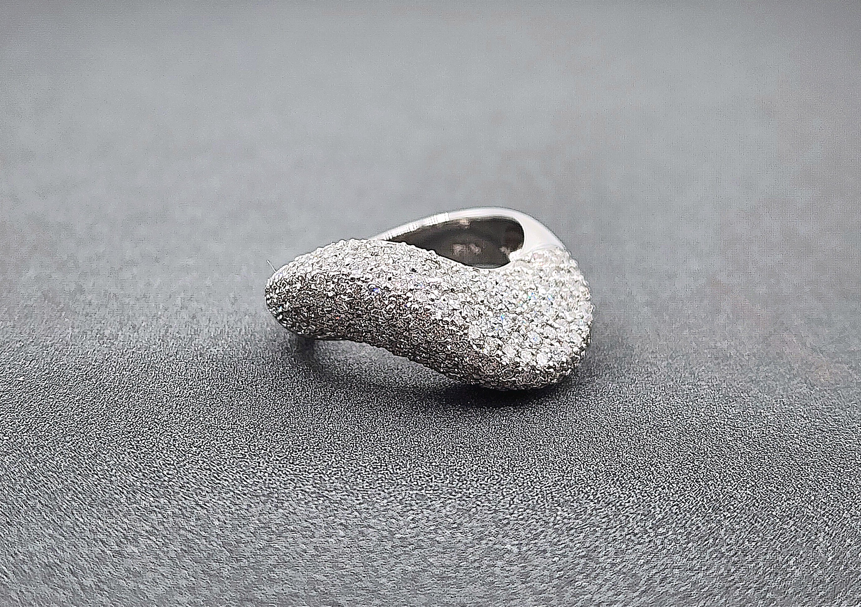 Anello con pavé di diamanti curvo da 2,50 carati in vendita