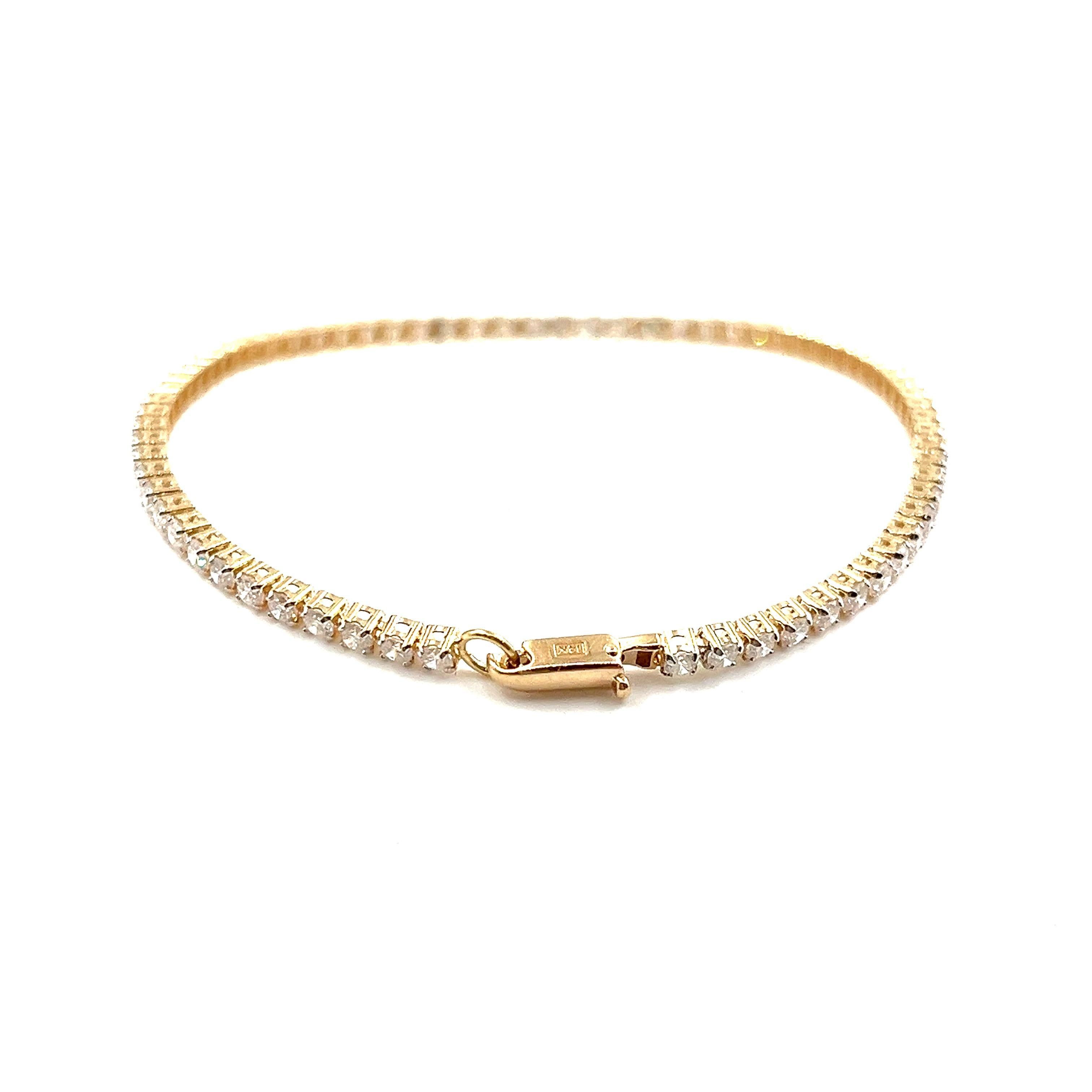 Questo bellissimo e delicato bracciale tennis con diamanti pesa 2,50 carati e sfoggia 70 diamanti rotondi. I diamanti hanno un colore G/H e S12/I1. Un bracciale fantastico se stai iniziando la tua collezione di gioielli.