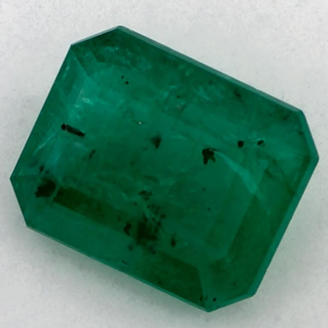 D'un vert éclatant, la pierre de naissance du mois de mai symbolise le renouveau de la croissance printanière. 

Explorez la vibrante collection d'émeraudes, de rubis et de saphirs de notre magasin, disponibles sous forme de pierres précieuses en