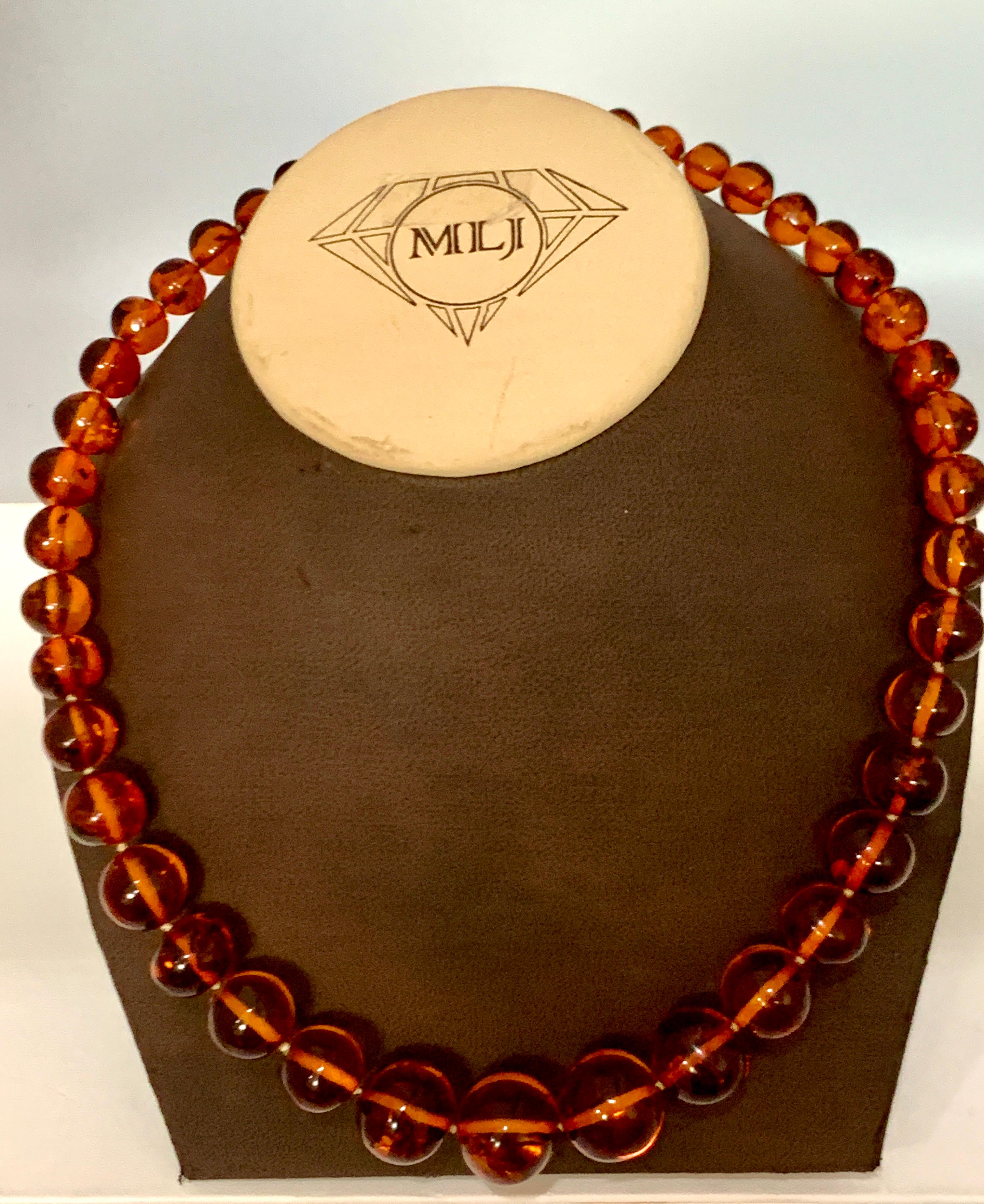 Ca. 250 Ct Natural Amber Single Strand Graduating Bead Necklace mit 14K Gold Clasp
Einzelne Schichten von natürlichen Bernstein Perlen
Schöne intensive Farbe 
42 Perlen insgesamt 
Größte Perle ist 20 MM und kleinste ist 8 MM
Länge der Halskette ist