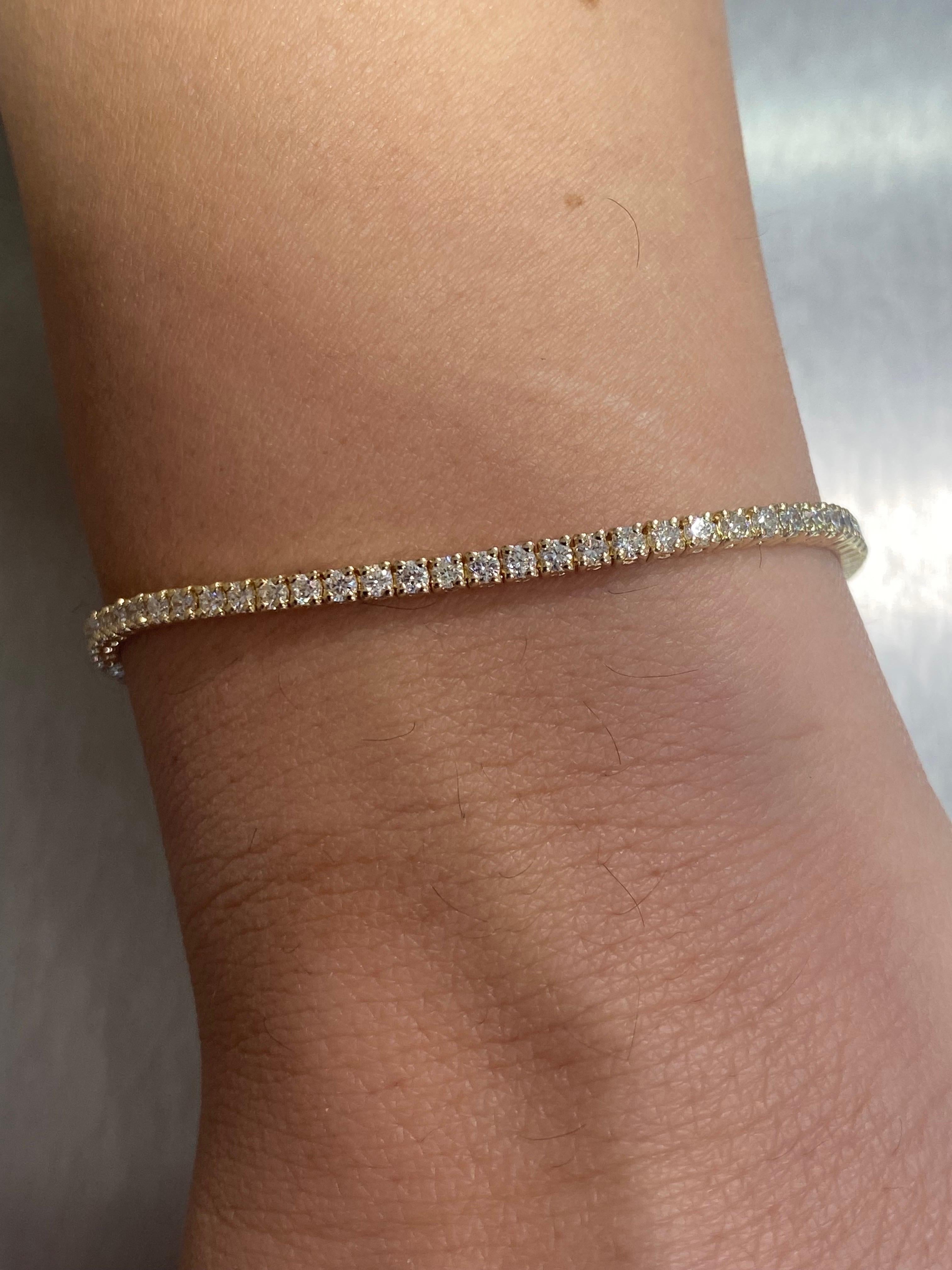 Bracelet de tennis en or jaune 14K serti de diamants. Le bracelet est serti de diamants de 0,03 carat chacun, de couleur G-H et de pureté SI2. Le poids total est de 2,34 carats. Le bracelet est disponible en or blanc.