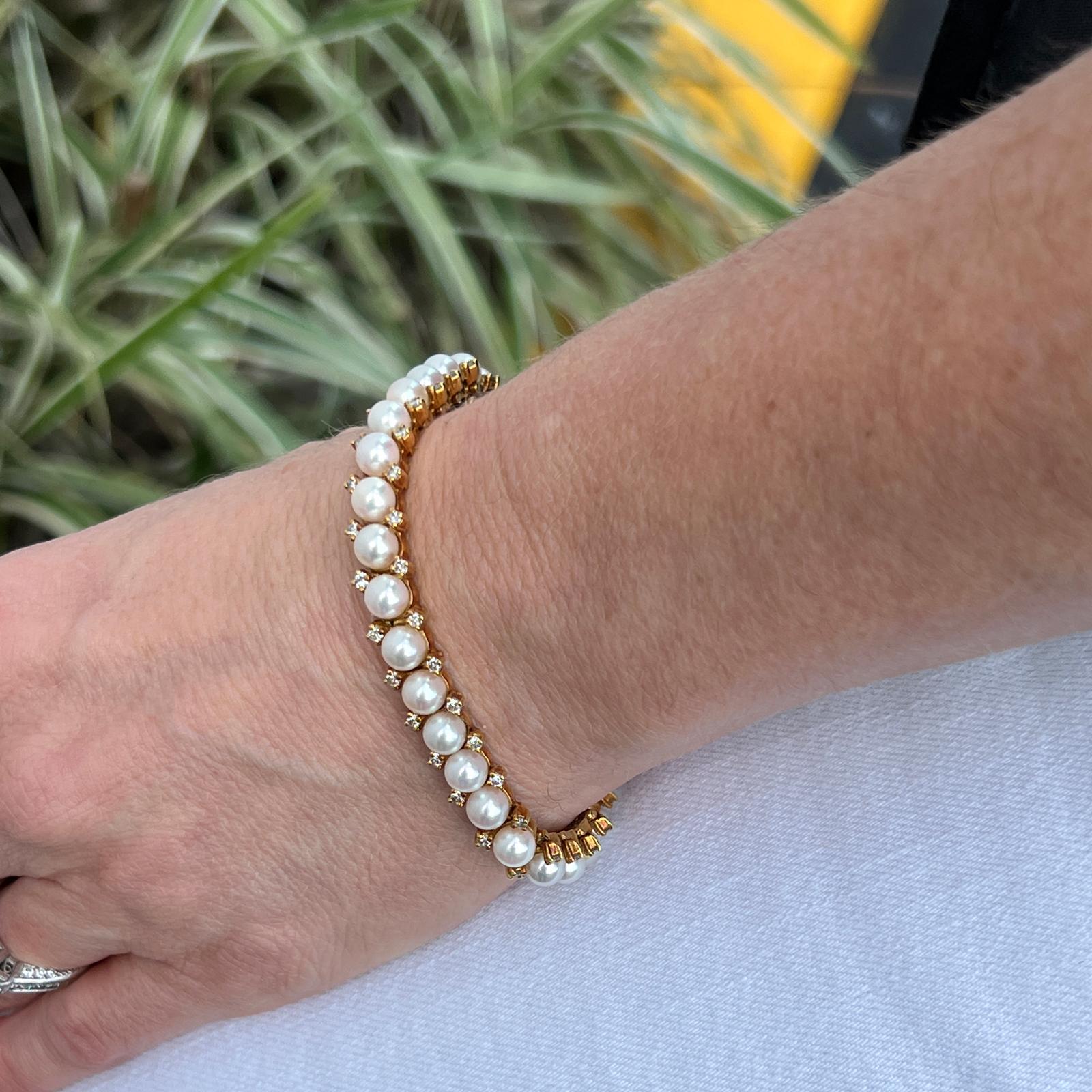 Timeless diamond and pearl link bracelet fashioned in 18 karat yellow gold. The bracelet features 5.5mm pearls and 64 round briliant cut diamonds weighing approximately 2.50 carat total weight. The diamonds are graded H-I color and SI1 clarity. The