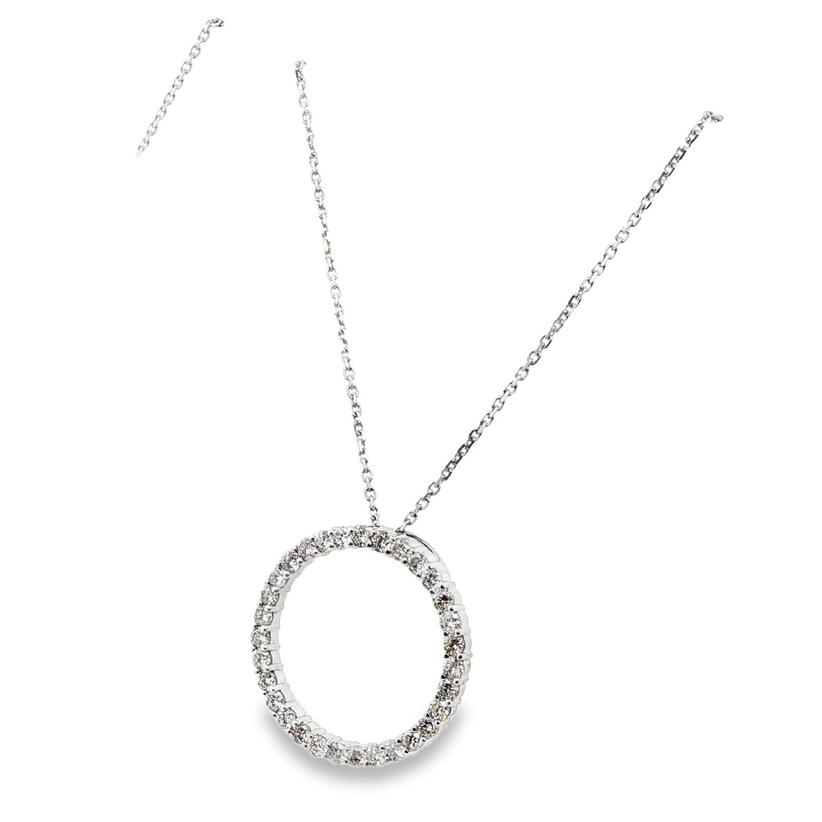 Questa elegante collana in oro bianco 14K presenta un classico pendente a cerchio aperto ornato da 31 diamanti rotondi a taglio brillante per un totale di circa 2,50 carati (colore H-I / purezza SI). Il ciondolo misura 1,10 pollici di diametro ed è