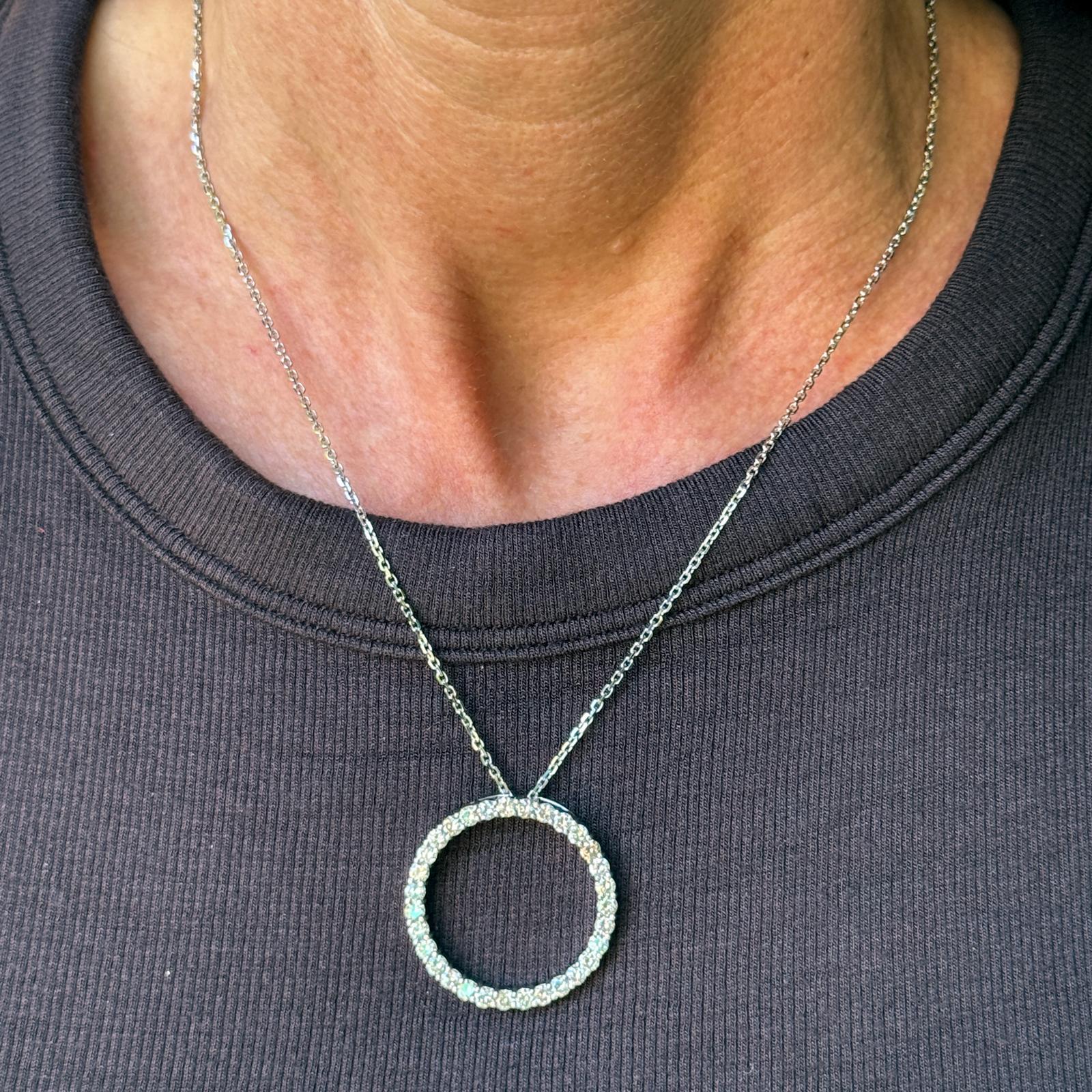 Moderno Collana con ciondolo a cerchio aperto con diamanti taglio brillante rotondo da 2,50 CTW in oro bianco 14K in vendita