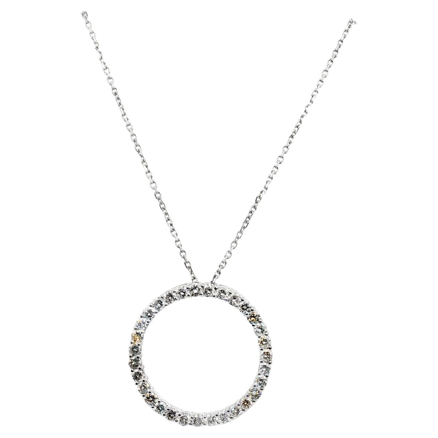 Collana con ciondolo a cerchio aperto con diamanti taglio brillante rotondo da 2,50 CTW in oro bianco 14K in vendita