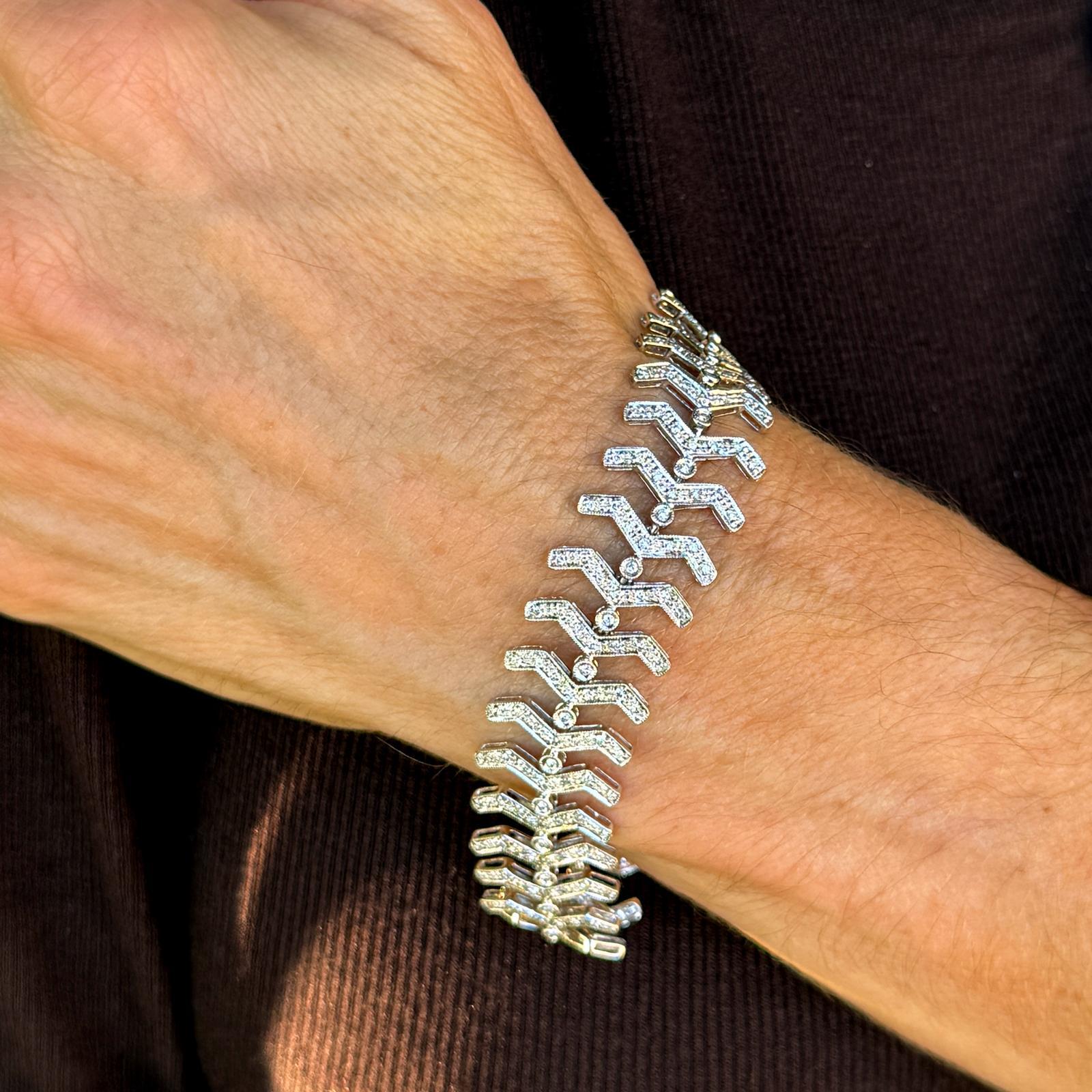 Taille brillant 2.50 CTW Diamond Round Brilliante Fishbone Link Link Bracelet en or blanc 14 Karat en vente