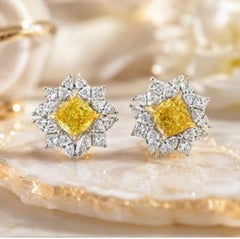Orecchini a bottone con motivo floreale in diamanti sintetici gialli e bianchi da 2,50 CTW, in oro giallo 14K