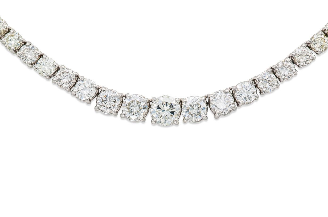 Finamente elaborada en Platino con un Diamante Central talla Brillante Redondo de aproximadamente 1,00 quilate y otros Diamantes talla Brillante Redondo de aproximadamente 24,00 quilates en total. El collar también lleva diamantes talla baguette y