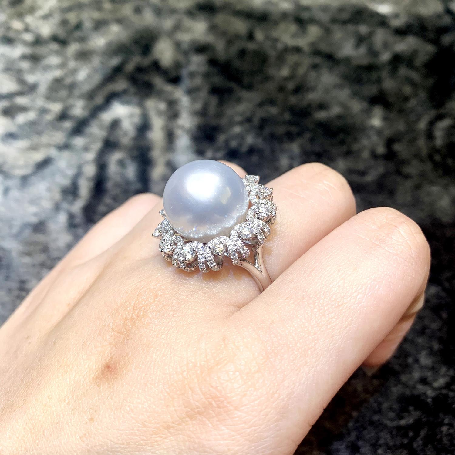25.00 Carat Smooth Pearl and Diamond Cocktail Solitaire Ring In New Condition In Hung Hom, HK