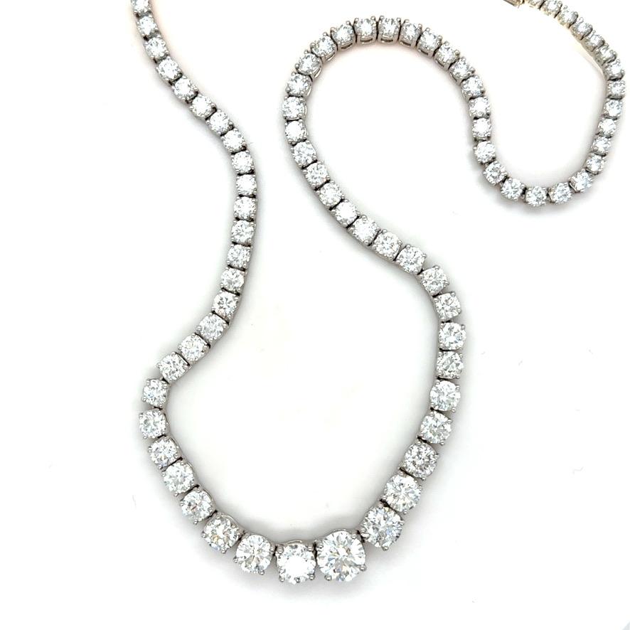 Ce magnifique collier de diamants est orné de 99 diamants ronds de taille brillant pesant 25,33 carats au total, le diamant central pesant 2,00 carats. Monté en platine et magnifiquement travaillé, ce collier ne manquera pas d'impressionner