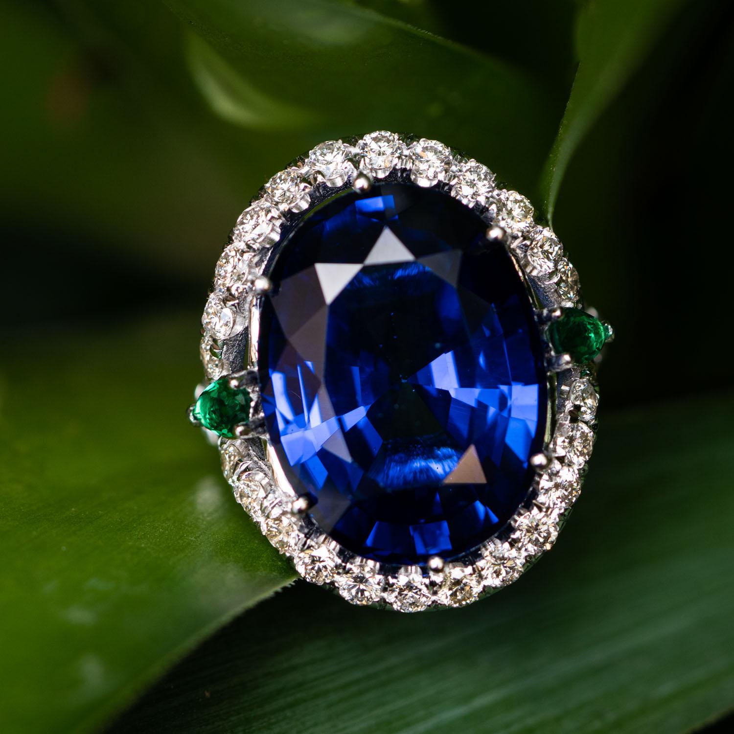 25.00 Ct Oval Sapphire Ring, 0.30 Natural Emeralds, 1.10 Carat Natural Diamonds In New Condition For Sale In Ramat Gan, IL