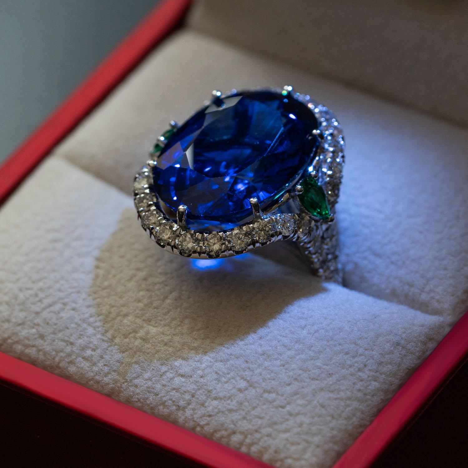 Women's 25.00 Ct Oval Sapphire Ring, 0.30 Natural Emeralds, 1.10 Carat Natural Diamonds For Sale