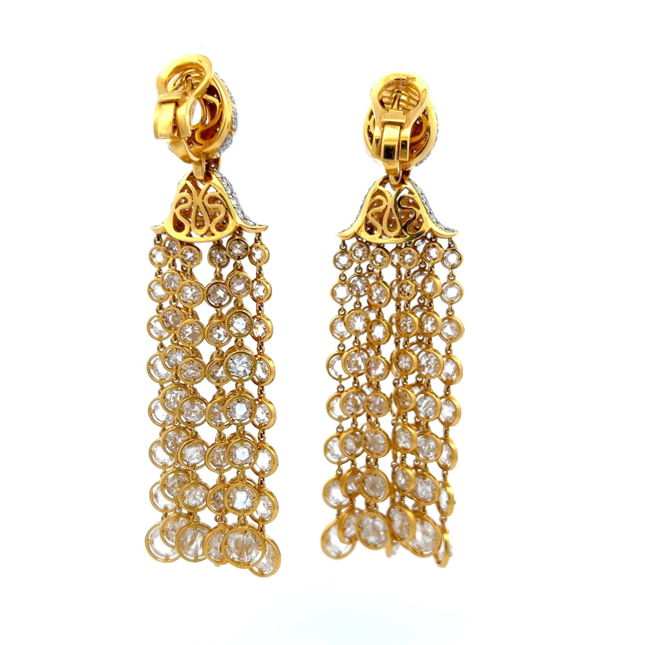 Titre :
Ces boucles d'oreilles chandelier à couper le souffle présentent un poids total extraordinaire de 25,00 carats de diamants de couleur E et de pureté VS1, méticuleusement sertis dans un riche or jaune 18 carats. La partie supérieure est ornée