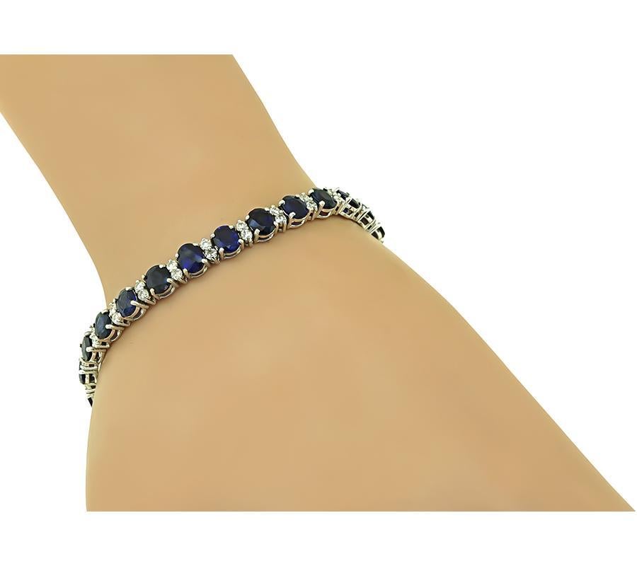 Il s'agit d'un élégant bracelet en or blanc 14k. Le bracelet est serti de jolis saphirs de taille ovale pesant environ 25,00ct. Les saphirs sont mis en valeur par des diamants ronds étincelants qui pèsent environ 1.65ct. La couleur de ces diamants