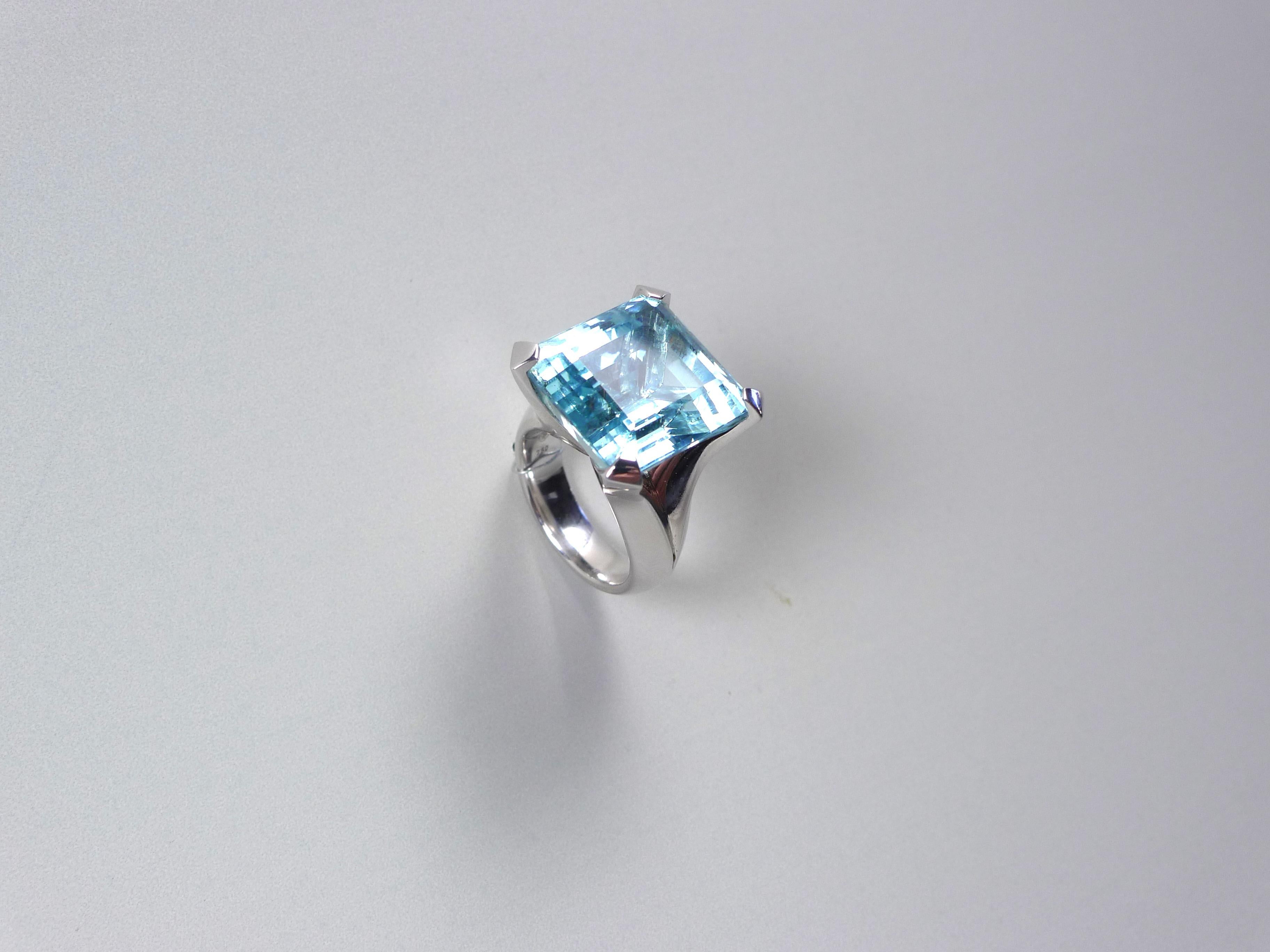 CRYSTAL SKY is my name. This impressive ring from TRUSTED GREEN shows off a nearly perfect squarish 25.02 carat step-cut aquamarine of a transparent lively intense blue. If a beryllium cristal is dotted by iron instead of vanadium, it gets a blue