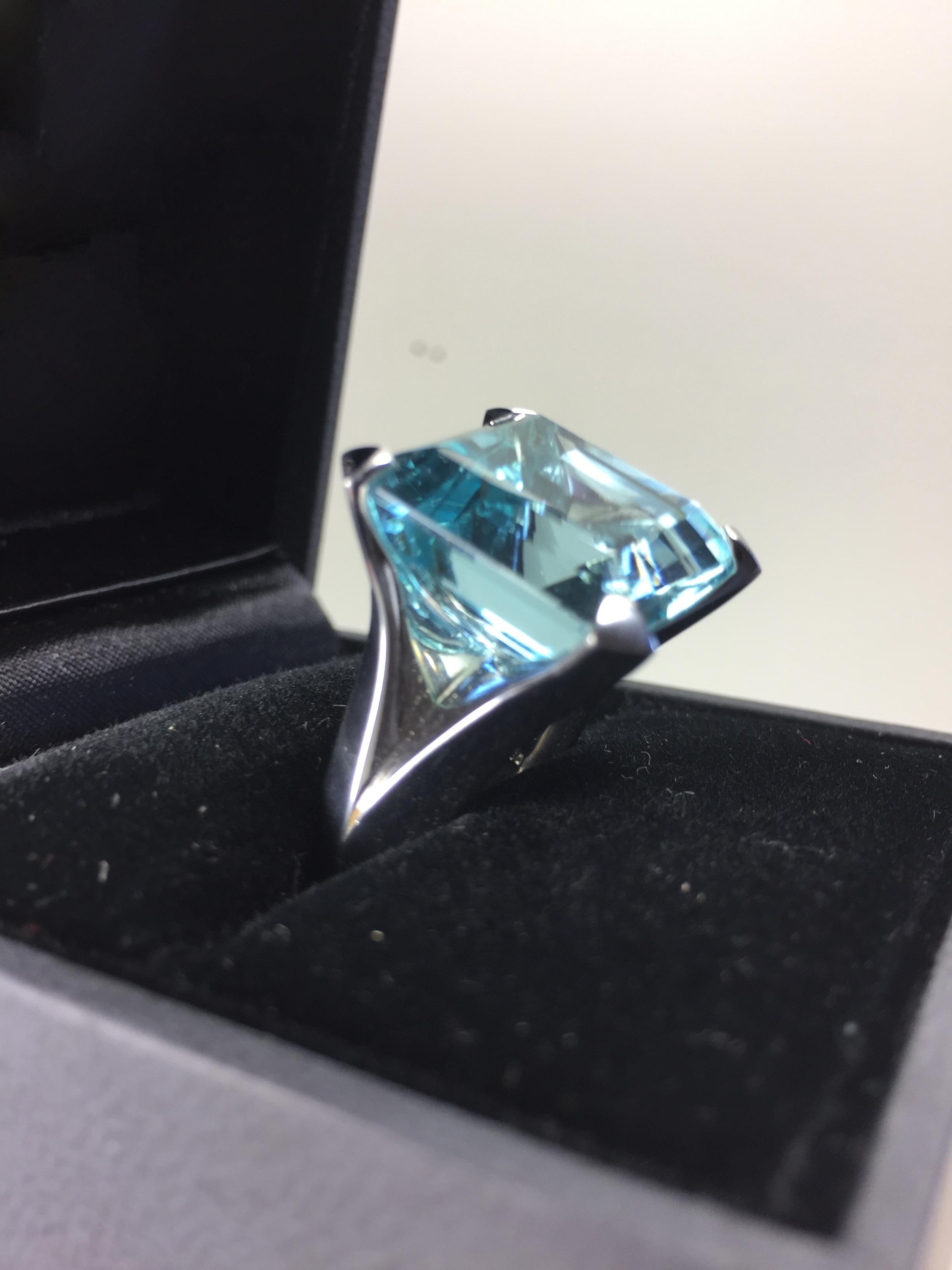Contemporary 25.02 Carat Natural Aquamarine Solitaire White Gold Cocktail Ring For Sale